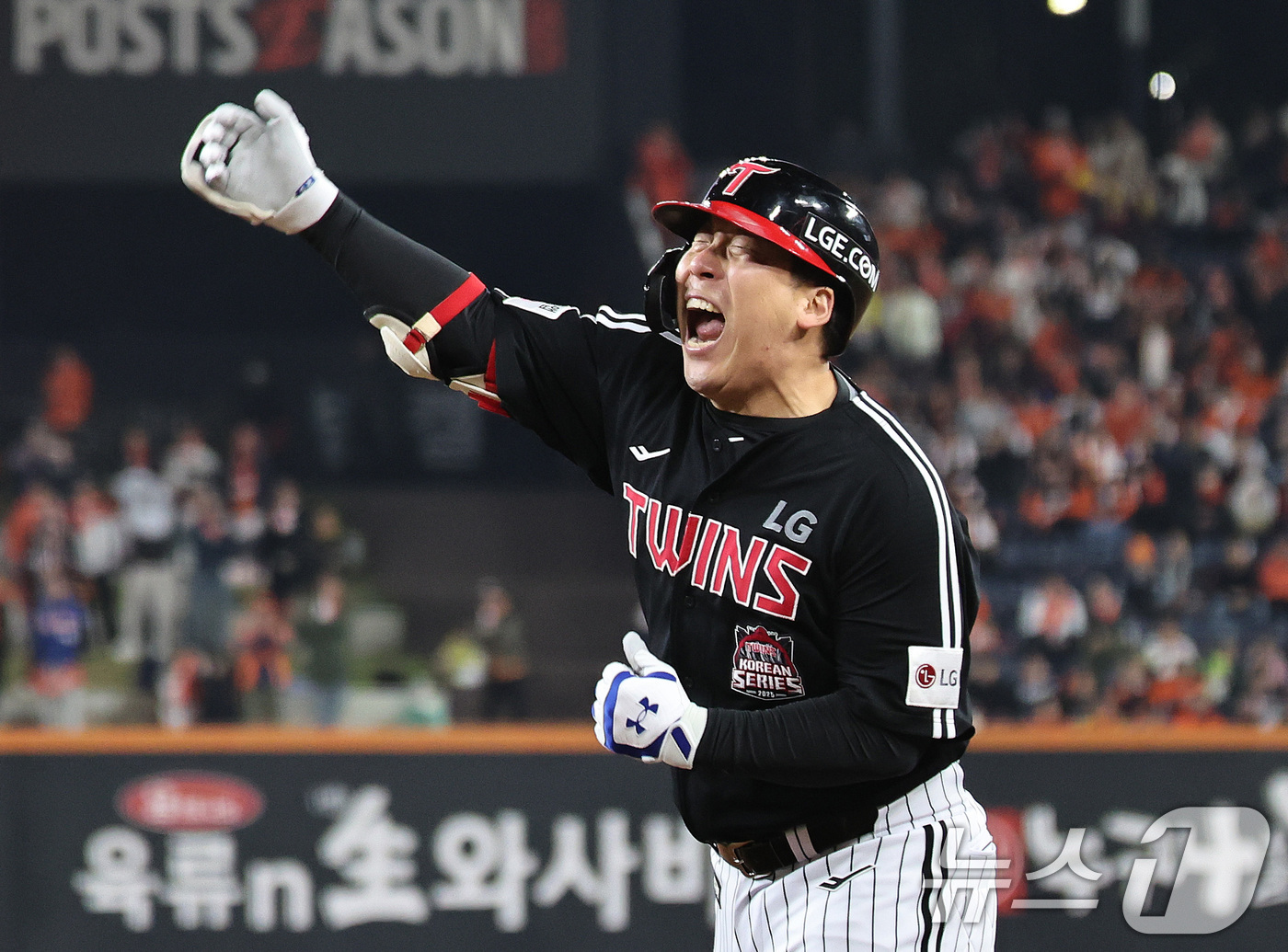 (대전=뉴스1) 구윤성 기자 = 30일 대전 한화생명볼파크에서 열린 프로야구 2025 신한 SOL뱅크 KBO 포스트시즌 한국시리즈 4차전 LG 트윈스와 한화 이글스의 경기, 9회초 …