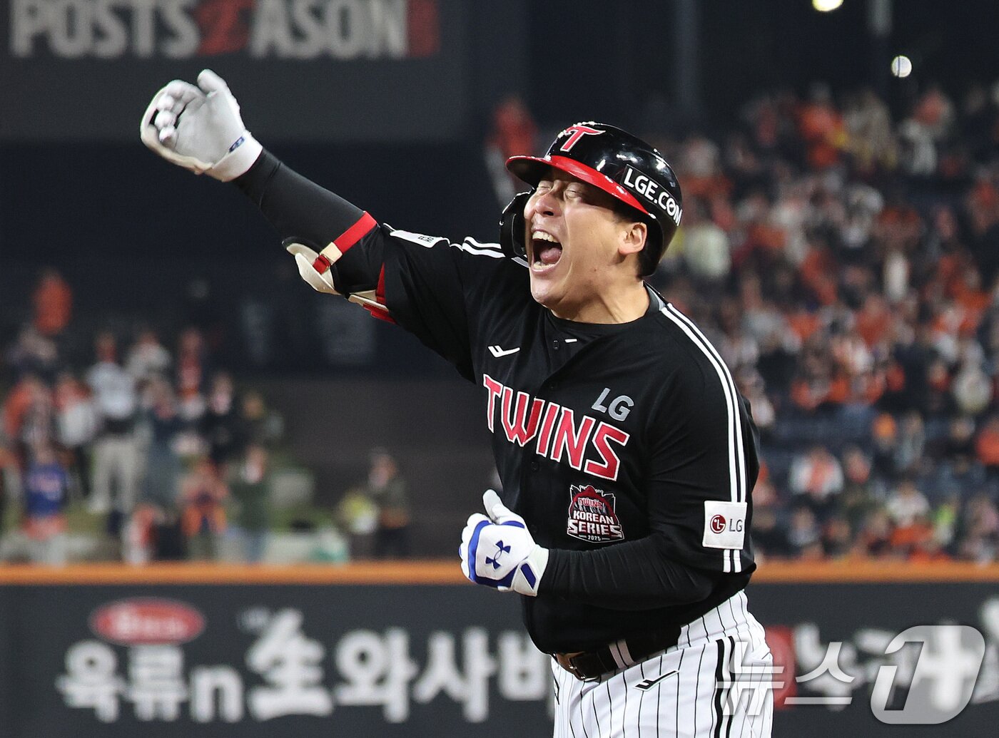 본문 이미지 - 30일 대전 한화생명볼파크에서 열린 프로야구 2025 신한 SOL뱅크 KBO 포스트시즌 한국시리즈 4차전 LG 트윈스와 한화 이글스의 경기, 9회초 2사 2,3루 상황때 LG 김현수가 2타점 역전타를 때린 뒤 환호하고 있다. 2025.10.30/뉴스1 ⓒ News1 구윤성 기자