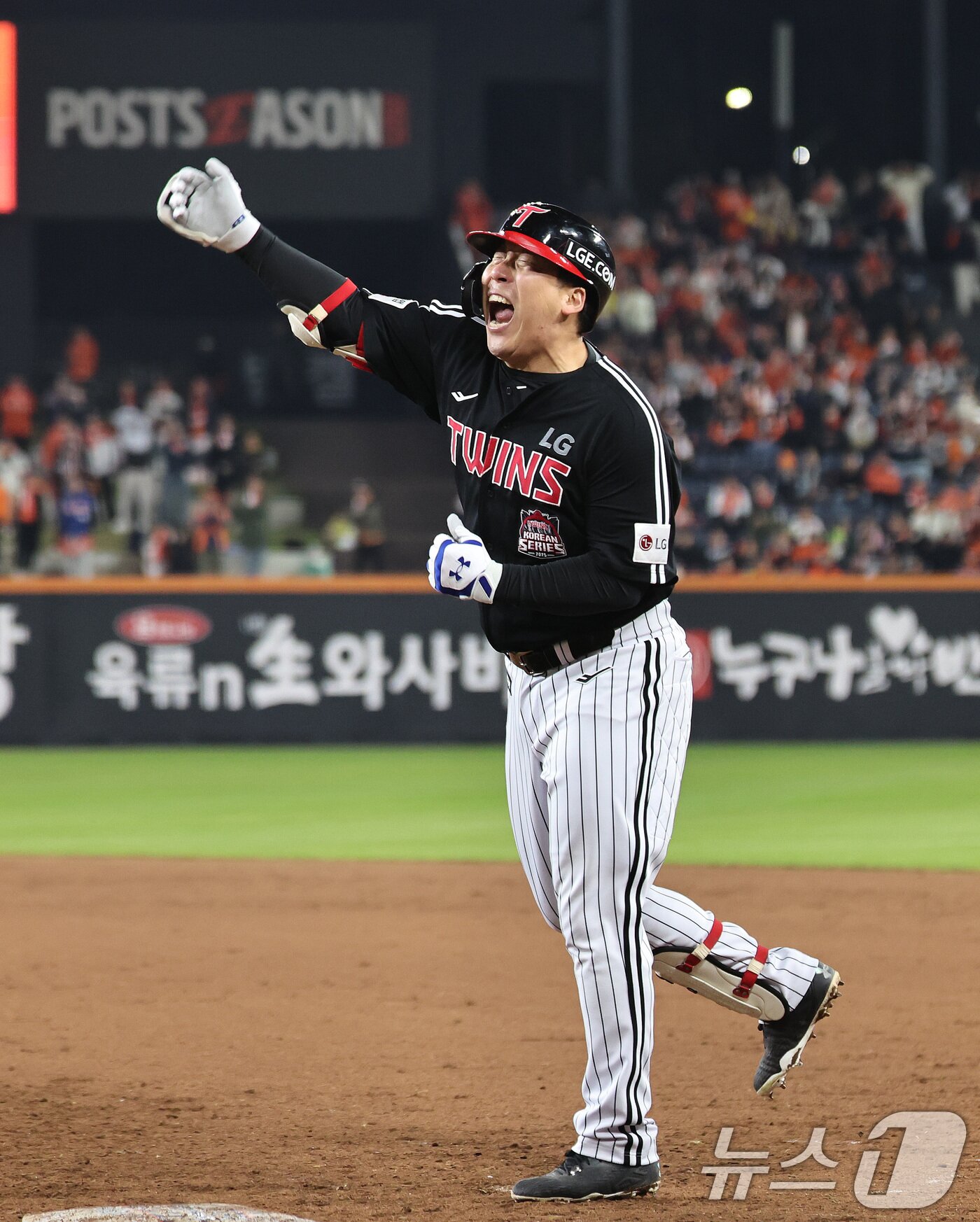 본문 이미지 - 30일 대전 한화생명볼파크에서 열린 프로야구 2025 신한 SOL뱅크 KBO 포스트시즌 한국시리즈 4차전 LG 트윈스와 한화 이글스의 경기, 9회초 2사 2,3루 상황때 LG 김현수가 2타점 역전타를 때린 뒤 환호하고 있다. 2025.10.30/뉴스1 ⓒ News1 구윤성 기자