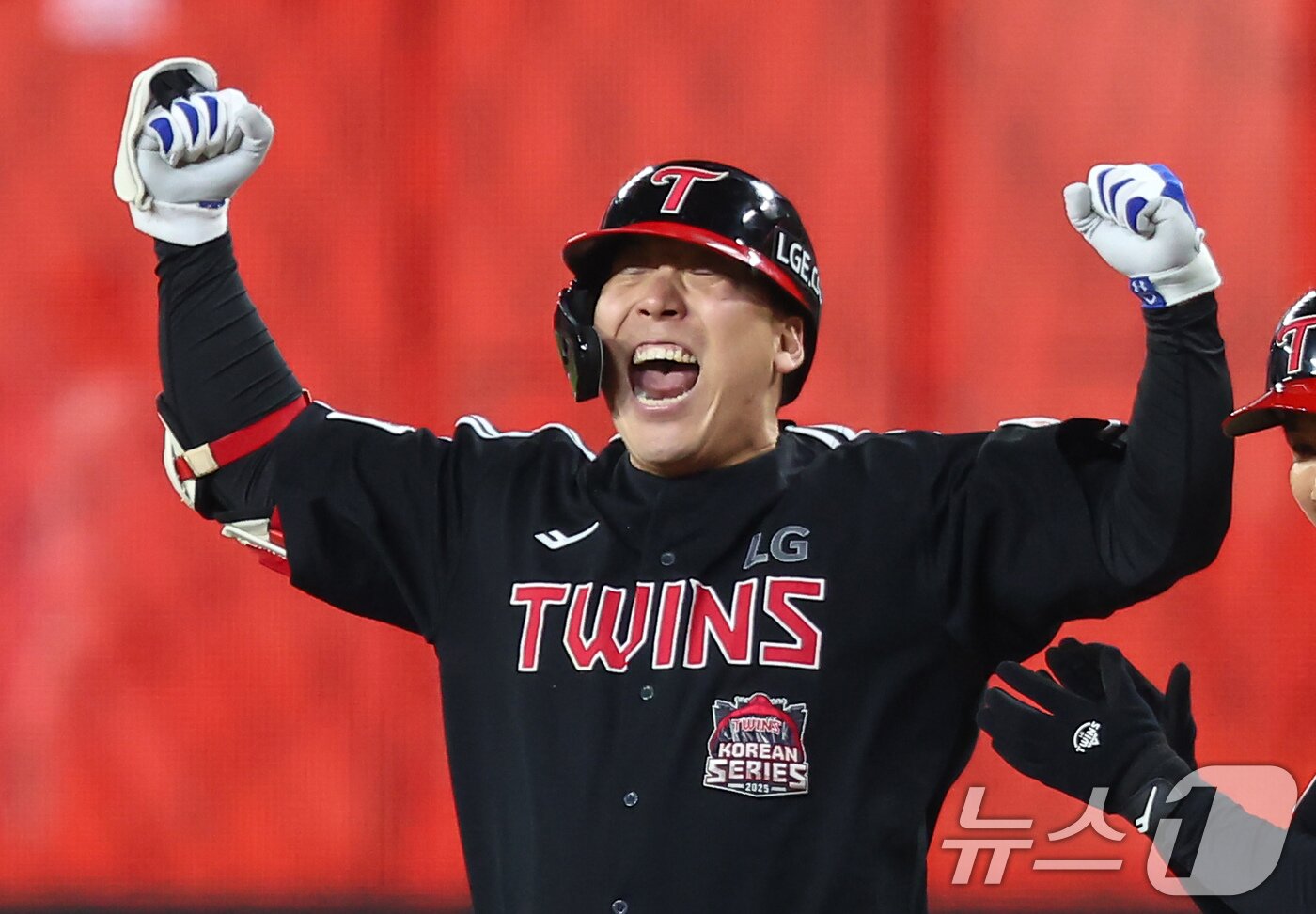 본문 이미지 - 30일 대전 한화생명볼파크에서 열린 프로야구 2025 신한 SOL뱅크 KBO 포스트시즌 한국시리즈 4차전 LG 트윈스와 한화 이글스의 경기, 8회초 2사 1,2루 상황에서 LG 김현수가 적시타를 치고 기뻐하고 있다. 2025.10.30/뉴스1 ⓒ News1 김도우 기자