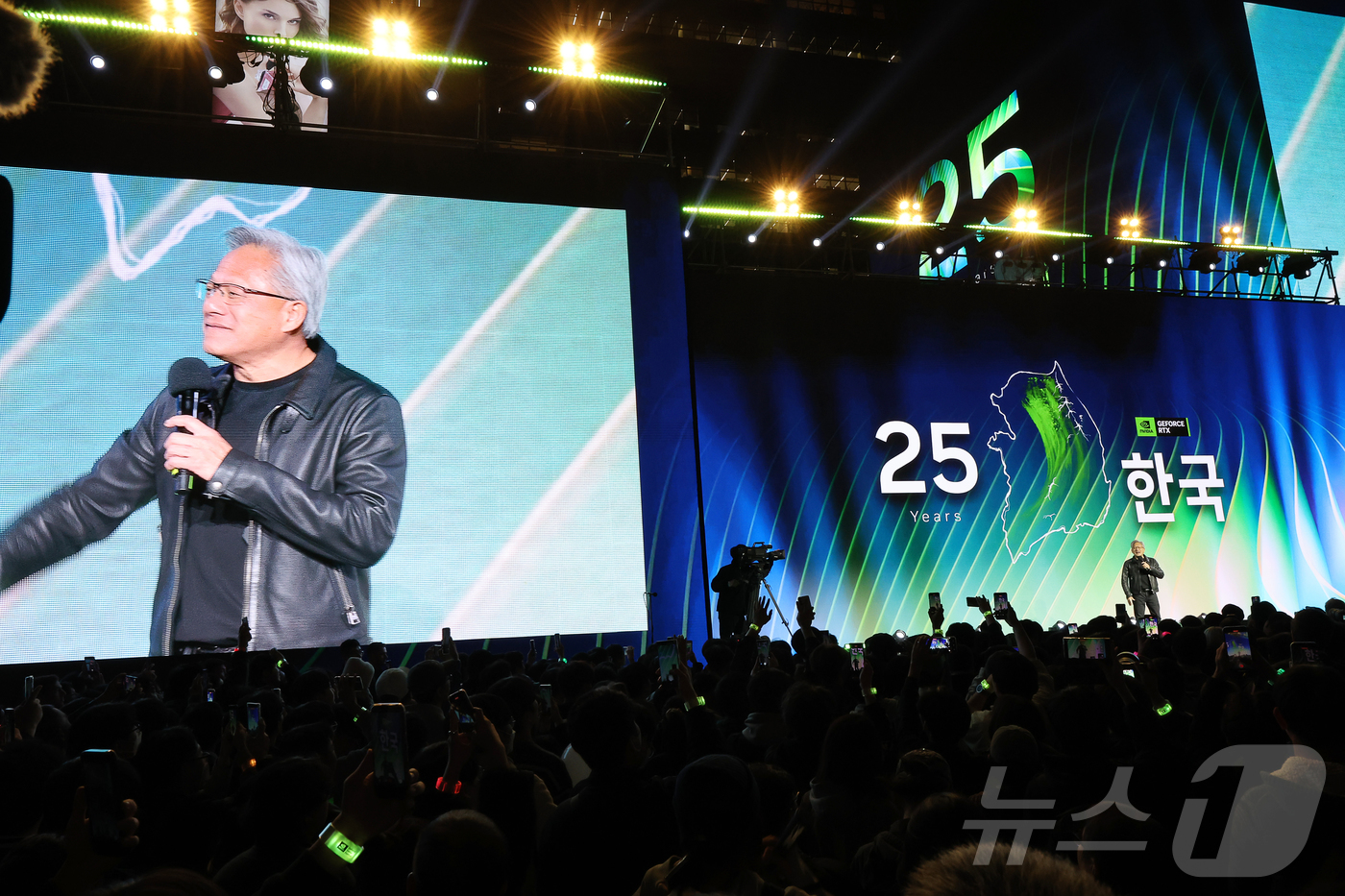 (서울=뉴스1) 김진환 기자 = 젠슨 황 엔비디아 최고경영자(CEO)가 30일 오후 서울 강남구 코엑스에서 열린 엔비디아 그래픽카드(GPU) ‘지포스’ 한국 출시 25주년 행사에서 …