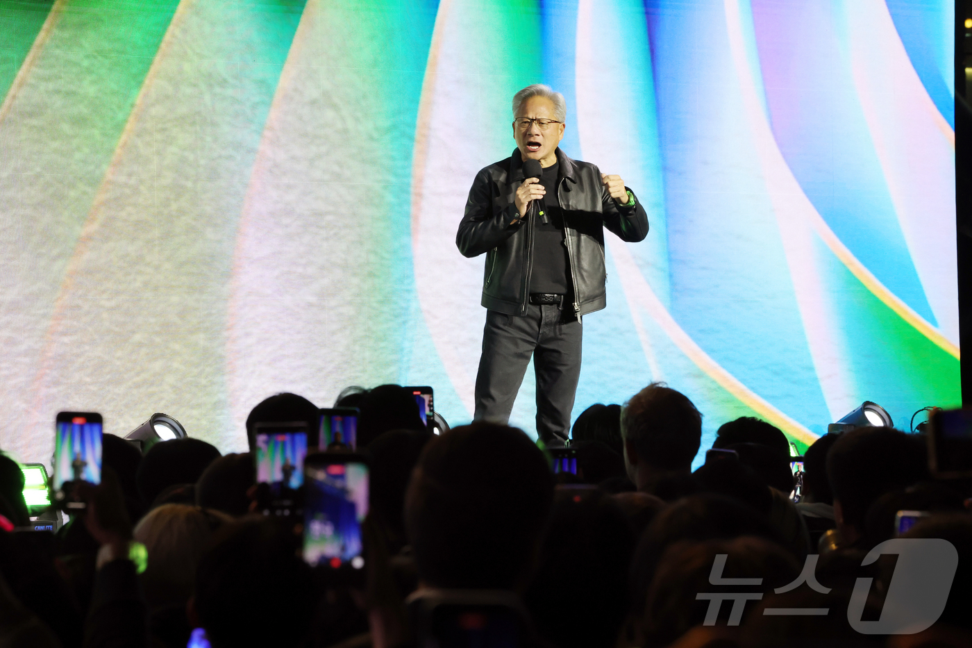 (서울=뉴스1) 김진환 기자 = 젠슨 황 엔비디아 최고경영자(CEO)가 30일 오후 서울 강남구 코엑스에서 열린 엔비디아 그래픽카드(GPU) ‘지포스’ 한국 출시 25주년 행사에서 …