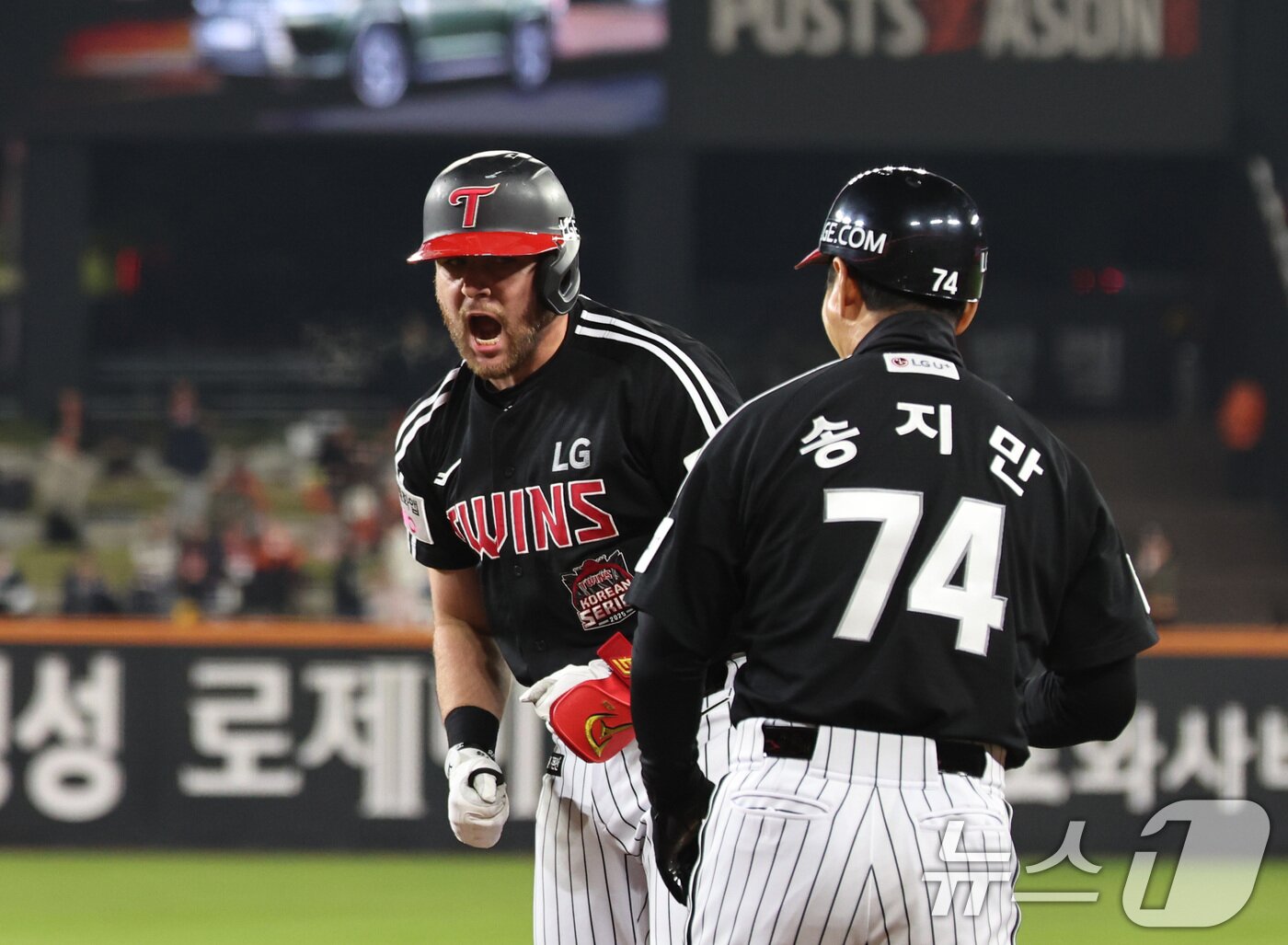 본문 이미지 - 30일 대전 한화생명볼파크에서 열린 프로야구 2025 신한 SOL뱅크 KBO 포스트시즌 한국시리즈 4차전 LG 트윈스와 한화 이글스의 경기, 9회초 2사 3루 상황에서 LG 오스틴이 적시타를 치고 기뻐하고 있다. 2025.10.30 ⓒ 뉴스1 구윤성 기자