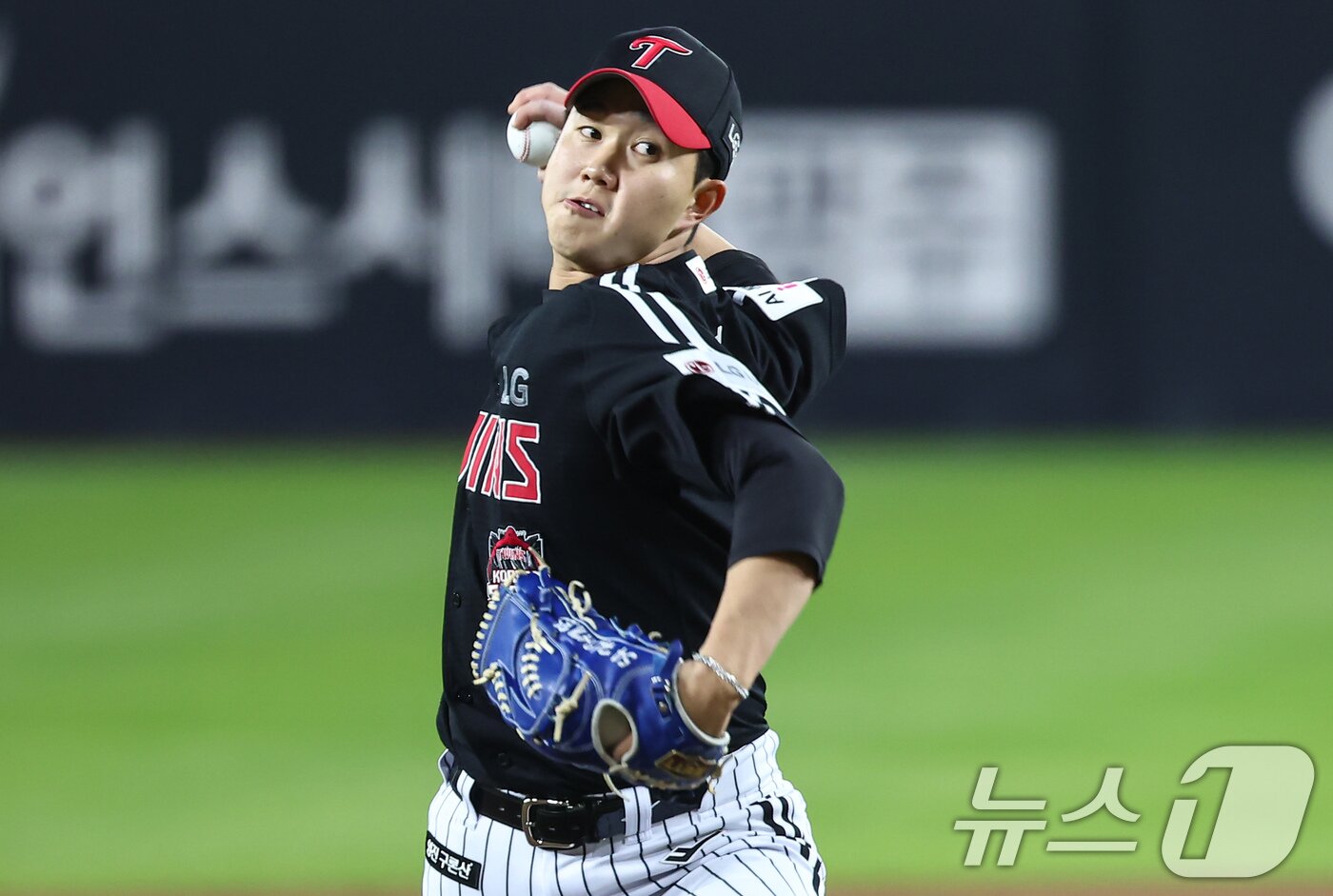 본문 이미지 - 30일 대전 한화생명볼파크에서 열린 프로야구 2025 신한 SOL뱅크 KBO 포스트시즌 한국시리즈 4차전 LG 트윈스와 한화 이글스의 경기, LG 유영찬이 9회말 등판해 역투하고 있다. 2025.10.30/뉴스1 ⓒ News1 김도우 기자