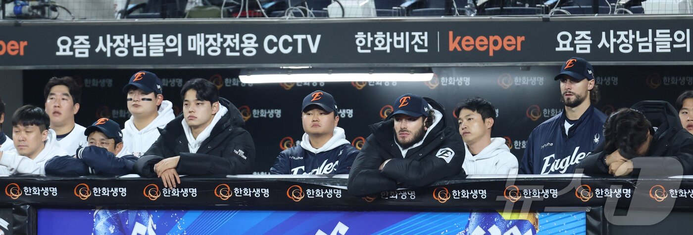 본문 이미지 - 30일 대전 한화생명볼파크 열린 프로야구 2025 신한 SOL뱅크 KBO 한국시리즈 4차전 LG 트윈스와 한화 이글스의 경기에서 9회초 역전을 허용한 한화 투수진이 충격속에 침묵하고 있다. 2025.10.30/뉴스1 ⓒ News1 김기남 기자
