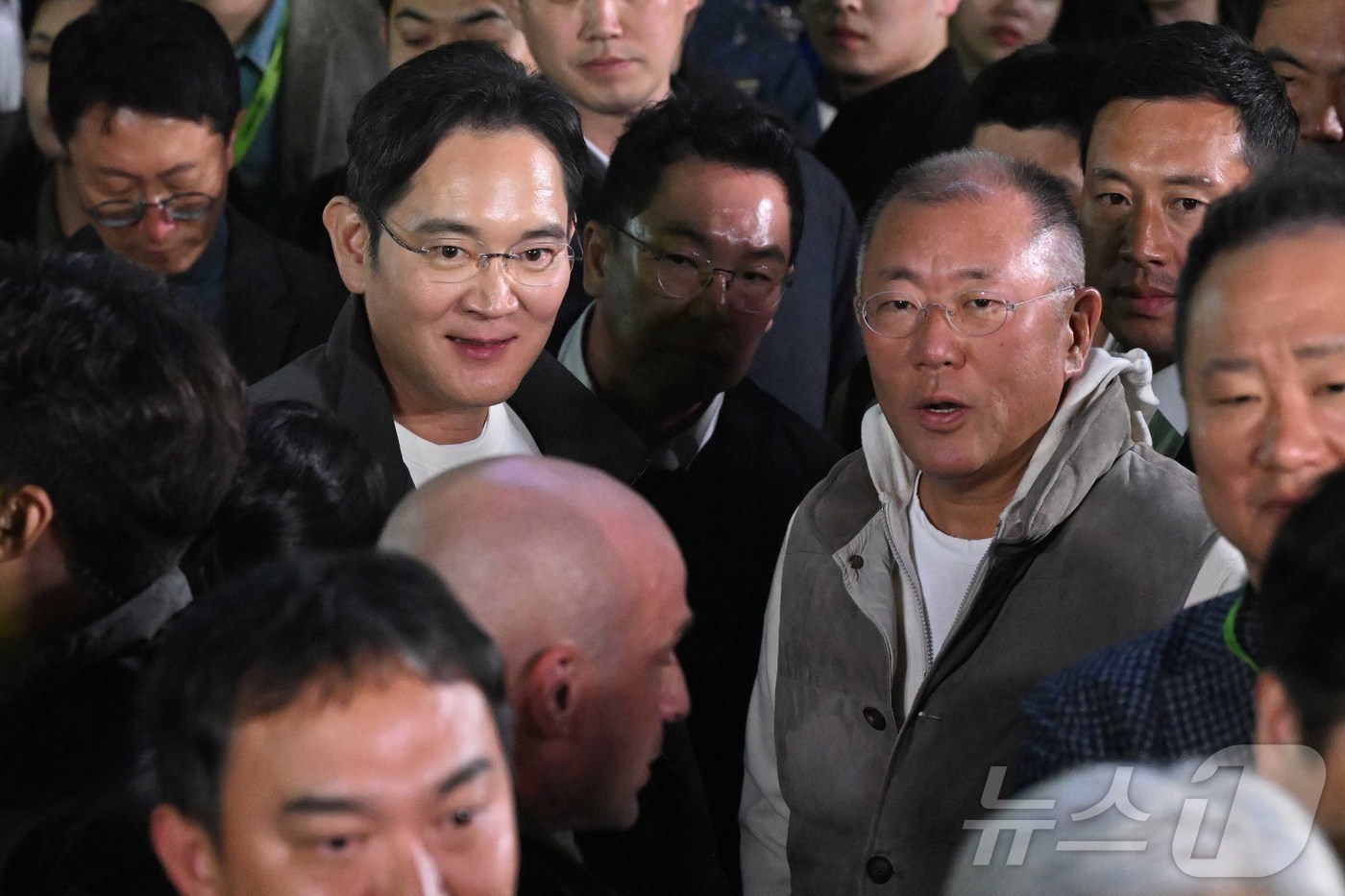 (서울=뉴스1) 김진환 기자 = 이재용 삼성전자 회장(왼쪽)과 정의선 현대차그룹 회장이 30일 오후 서울 강남구 코엑스광장에서 열린 '엔비디아 지포스 게이머 페스티벌' 주요 파트너 …