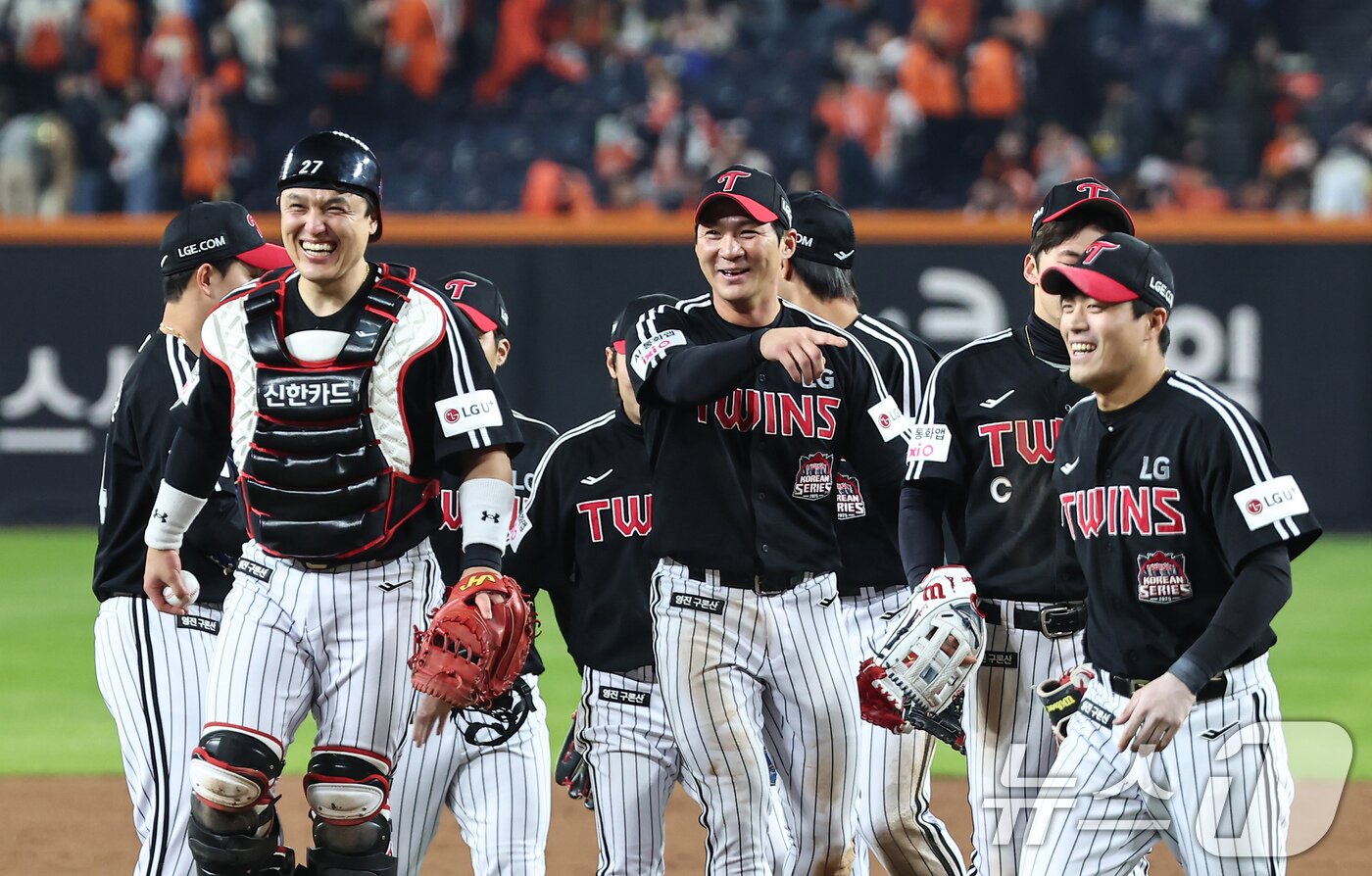 본문 이미지 - 30일 대전 한화생명볼파크에서 열린 프로야구 2025 신한 SOL뱅크 KBO 포스트시즌 한국시리즈 4차전 LG 트윈스와 한화 이글스의 경기, LG 선수들이 7대4 승리 후 기쁨을 나누고 있다. 2025.10.30/뉴스1 ⓒ News1 김도우 기자