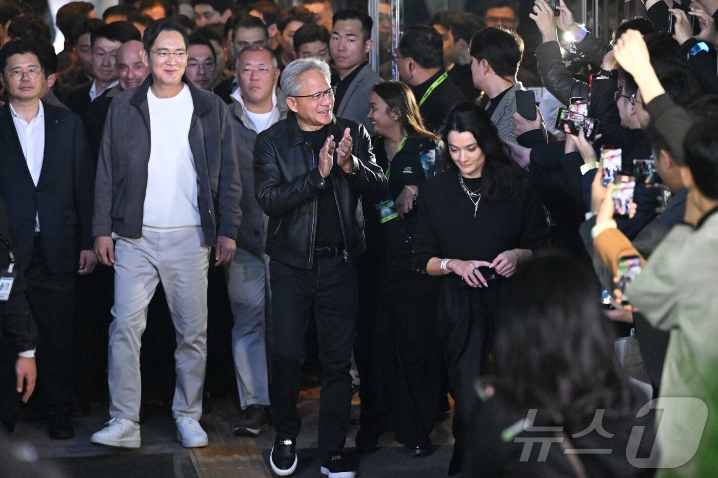 본문 이미지 - 젠슨 황 엔비디아 최고경영자&#40;CEO&#41;가 30일 오후 서울 강남구 코엑스에서 열린 엔비디아 그래픽카드&#40;GPU&#41; ‘지포스’의 한국 출시 25주년 행사에서 이재용 삼성전자 회장, 정의선 현대차그룹 회장과 함께 참석하고 있다. &#40;공동취재&#41; 2025.10.30/뉴스1 ⓒ News1 김진환 기자