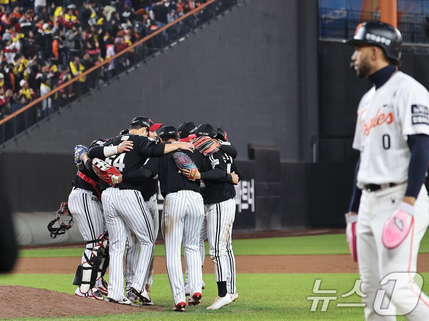 본문 이미지 - 30일 대전 한화생명볼파크에서 열린 프로야구 2025 신한 SOL뱅크 KBO 포스트시즌 한국시리즈 4차전 LG 트윈스와 한화 이글스의 경기, 한화에 7대 4로 역전승한 LG 선수들이 기쁨을 나누고 있다. 2025.10.30/뉴스1 ⓒ News1 구윤성 기자