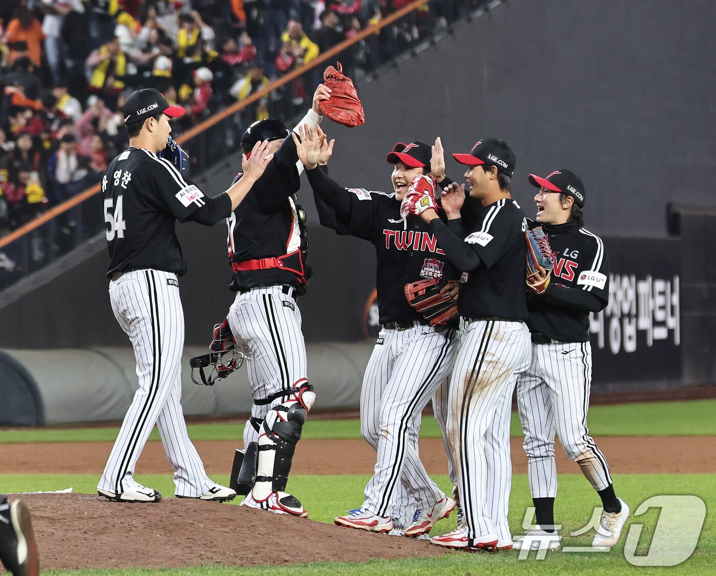 본문 이미지 - 30일 대전 한화생명볼파크에서 열린 프로야구 2025 신한 SOL뱅크 KBO 포스트시즌 한국시리즈 4차전 LG 트윈스와 한화 이글스의 경기, 한화에 7대 4로 역전승한 LG 선수들이 기쁨을 나누고 있다. 2025.10.30/뉴스1 ⓒ News1 구윤성 기자