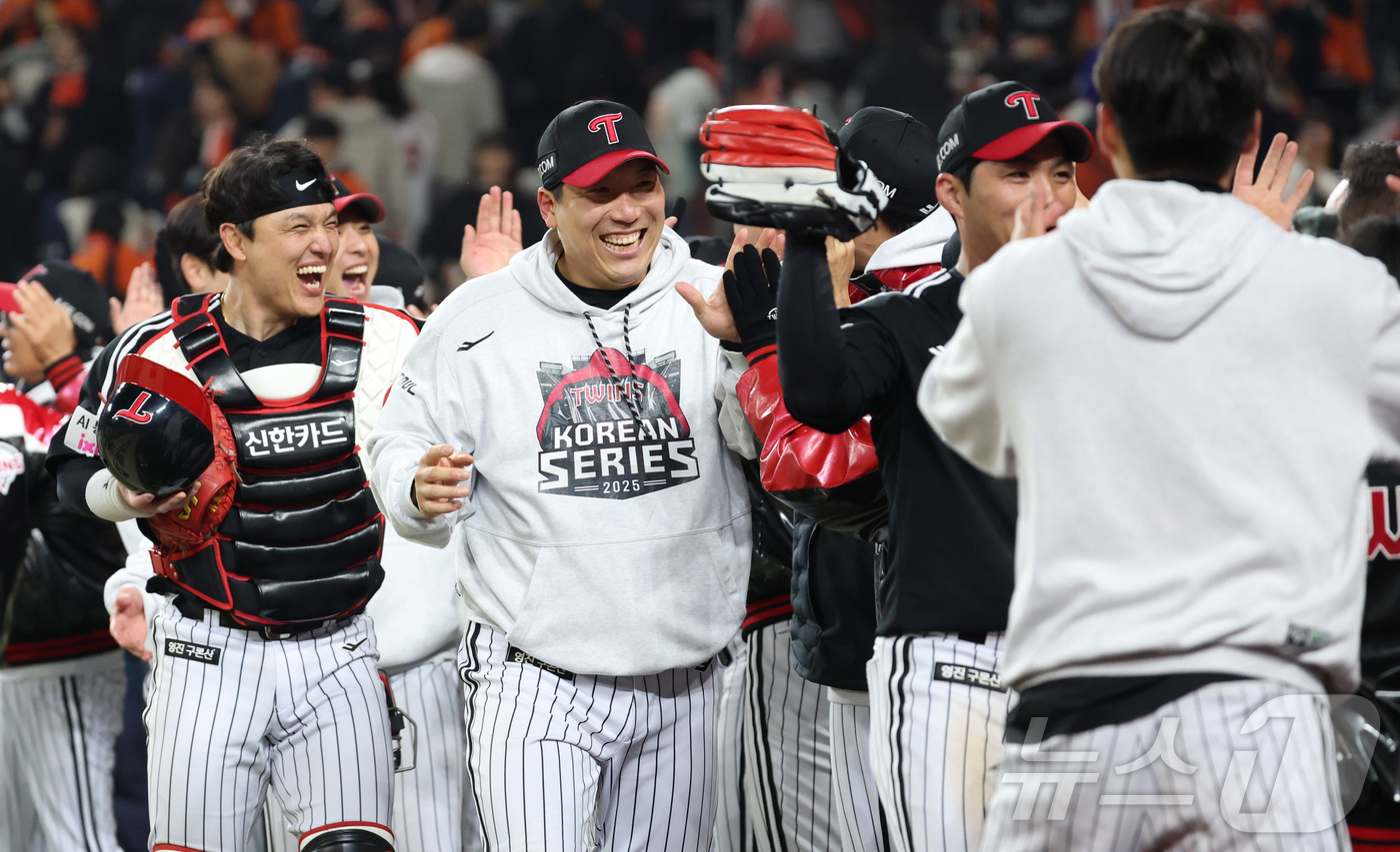 (대전=뉴스1) 김기남 기자 = 30일 대전 한화생명볼파크 열린 프로야구 2025 신한 SOL뱅크 KBO 한국시리즈 4차전 LG 트윈스와 한화 이글스의 경기에서 9회초 LG 가 역 …