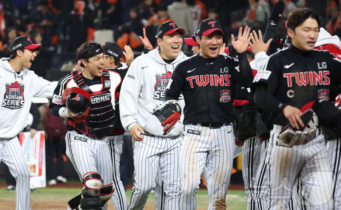 본문 이미지 - 30일 대전 한화생명볼파크 열린 프로야구 2025 신한 SOL뱅크 KBO 한국시리즈 4차전 LG 트윈스와 한화 이글스의 경기에서 9회초 LG 가 역전하며 4차전 승리의 기쁨을 나누고 있다. 2025.10.30/뉴스1 ⓒ News1 김기남 기자