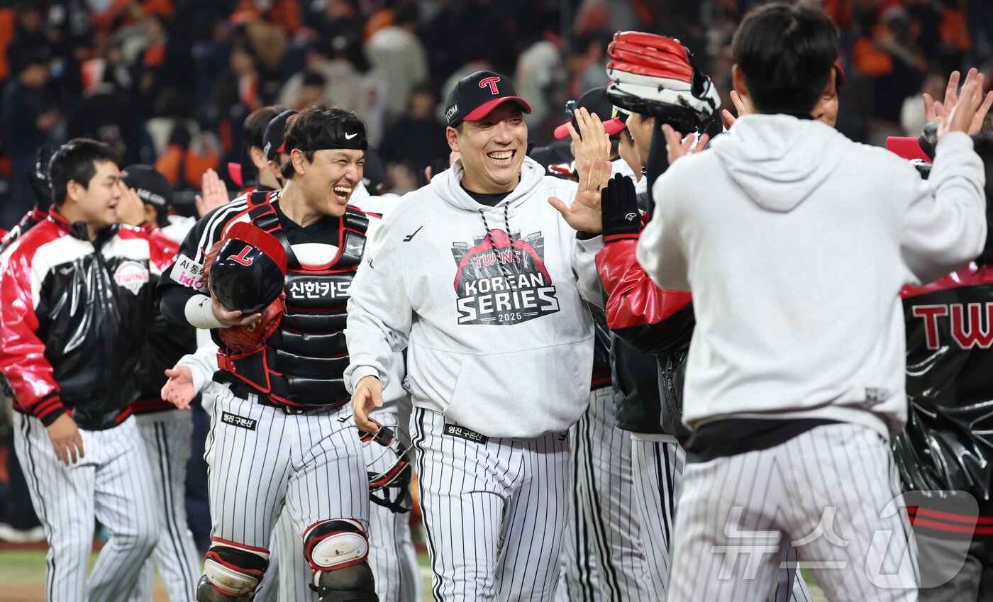 본문 이미지 - 30일 대전 한화생명볼파크 열린 프로야구 2025 신한 SOL뱅크 KBO 한국시리즈 4차전 LG 트윈스와 한화 이글스의 경기에서 9회초 LG 가 역전하며 4차전 승리의 기쁨을 나누고 있다. 2025.10.30/뉴스1 ⓒ News1 김기남 기자
