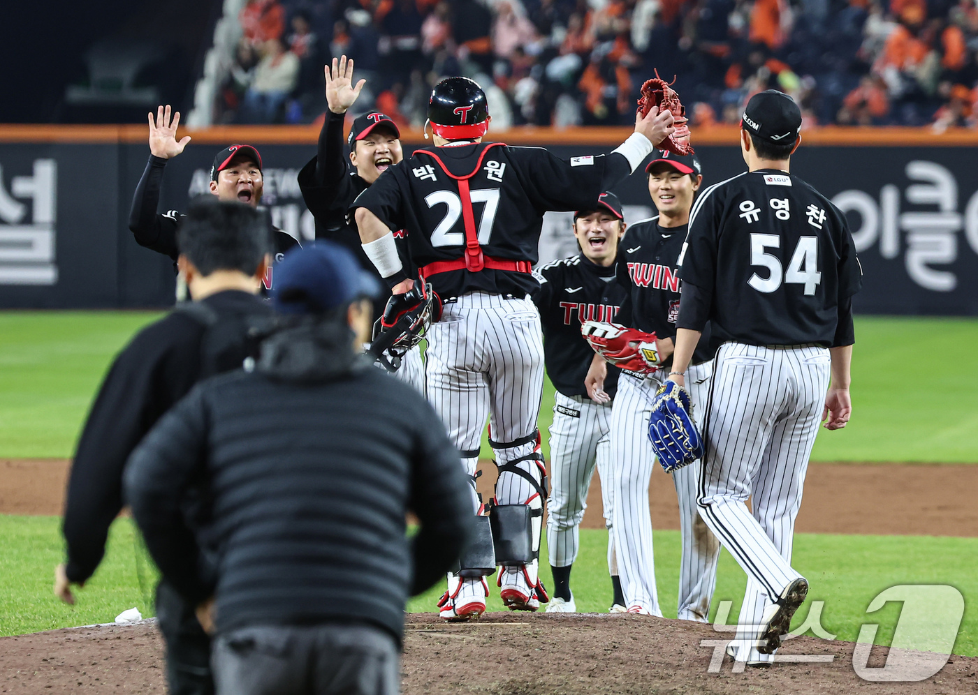(대전=뉴스1) 김도우 기자 = 30일 대전 한화생명볼파크에서 열린 프로야구 2025 신한 SOL뱅크 KBO 포스트시즌 한국시리즈 4차전 LG 트윈스와 한화 이글스의 경기, LG …