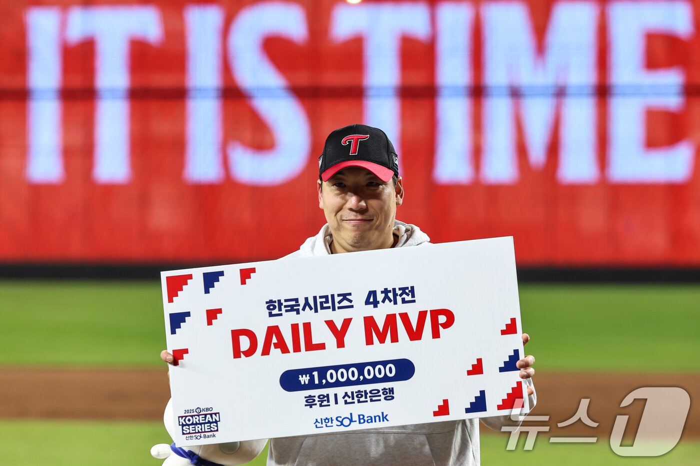 본문 이미지 - 30일 대전 한화생명볼파크에서 열린 프로야구 2025 신한 SOL뱅크 KBO 포스트시즌 한국시리즈 4차전 LG 트윈스와 한화 이글스의 경기, LG 김현수가 MVP 수상 후 기념촬영을 하고 있다. 2025.10.30/뉴스1 ⓒ News1 김도우 기자