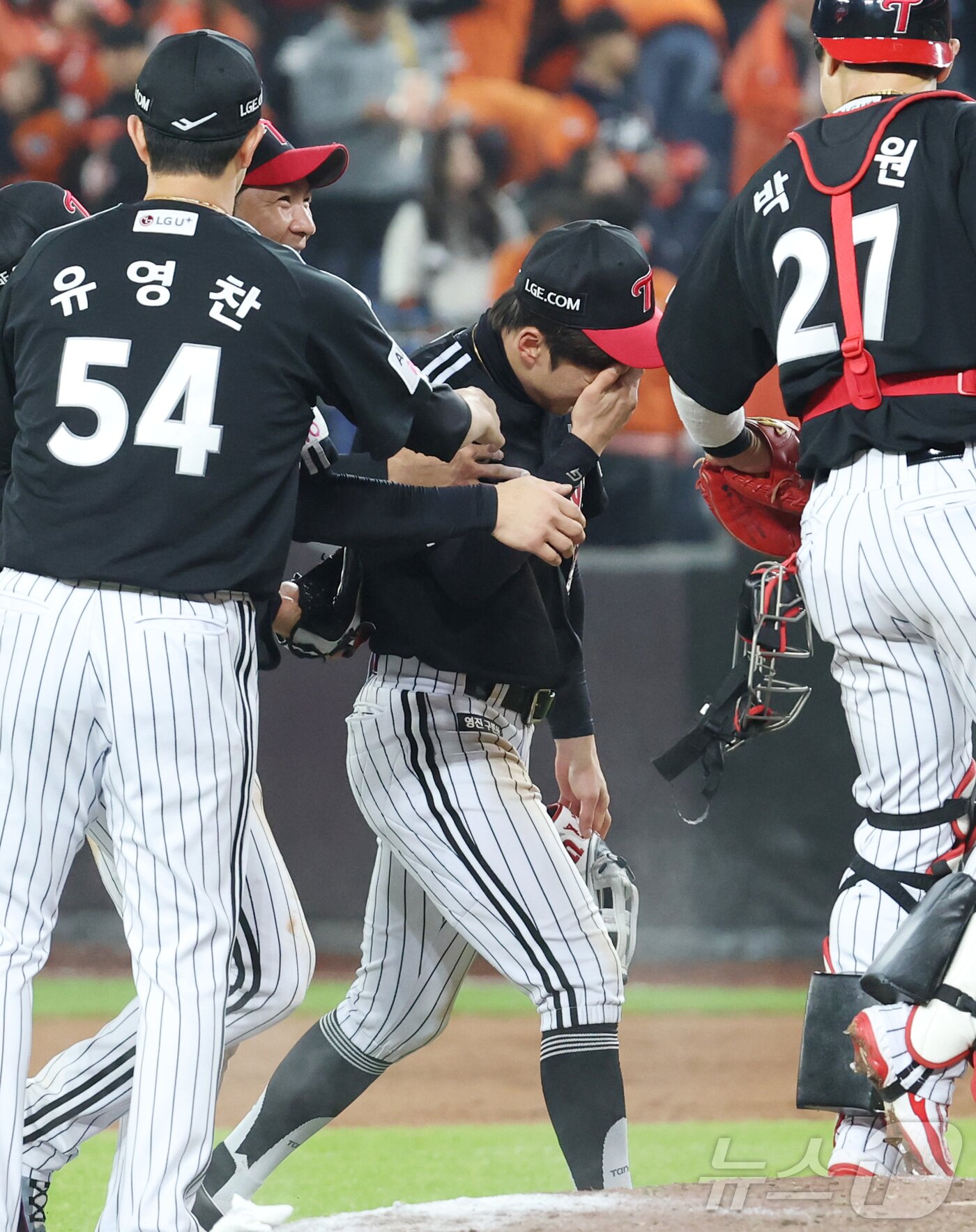 본문 이미지 - 30일 대전 한화생명볼파크 열린 프로야구 2025 신한 SOL뱅크 KBO 한국시리즈 4차전 LG 트윈스와 한화 이글스의 경기에서 9회초 LG 가 역전하며 4차전을 승리하며 주장 박해민이 눈물을 흘리고 있다. 2025.10.30/뉴스1 ⓒ News1 김기남 기자