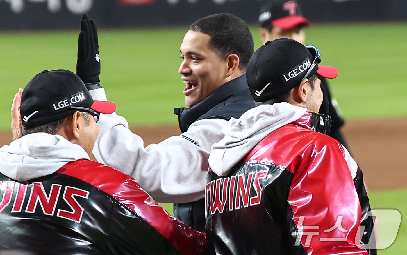 본문 이미지 - 30일 대전 한화생명볼파크에서 열린 프로야구 2025 신한 SOL뱅크 KBO 포스트시즌 한국시리즈 4차전 LG 트윈스와 한화 이글스의 경기, LG 선발투수 치리노스가 7대4 승리 후 동료들과 기쁨을 나누고 있다. 2025.10.30/뉴스1 ⓒ News1 김도우 기자