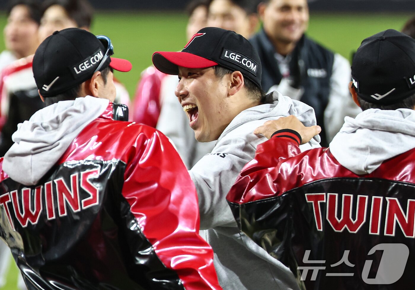 본문 이미지 - 30일 대전 한화생명볼파크에서 열린 프로야구 2025 신한 SOL뱅크 KBO 포스트시즌 한국시리즈 4차전 LG 트윈스와 한화 이글스의 경기, LG 김현수가 7대4 승리 후 동료들과 기쁨을 나누고 있다. 2025.10.30/뉴스1 ⓒ News1 김도우 기자