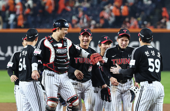 [뉴스1 PICK]'9회 6득점' LG, 7대4 짜릿한 역전승…통합 우승에 '1승' 남았다