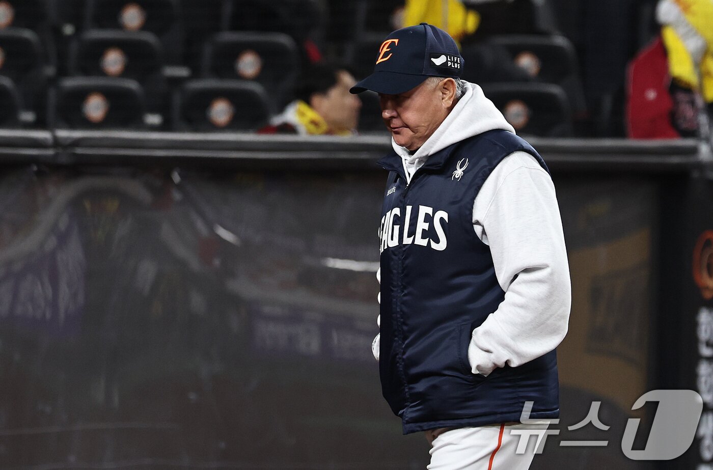 본문 이미지 - 30일 대전 한화생명볼파크에서 열린 프로야구 2025 신한 SOL뱅크 KBO 포스트시즌 한국시리즈 4차전 LG 트윈스와 한화 이글스의 경기, LG에 7-4 역전패한 한화 김경문 감독이 그라운드를 나서고 있다. 2025.10.30/뉴스1 ⓒ News1 구윤성 기자