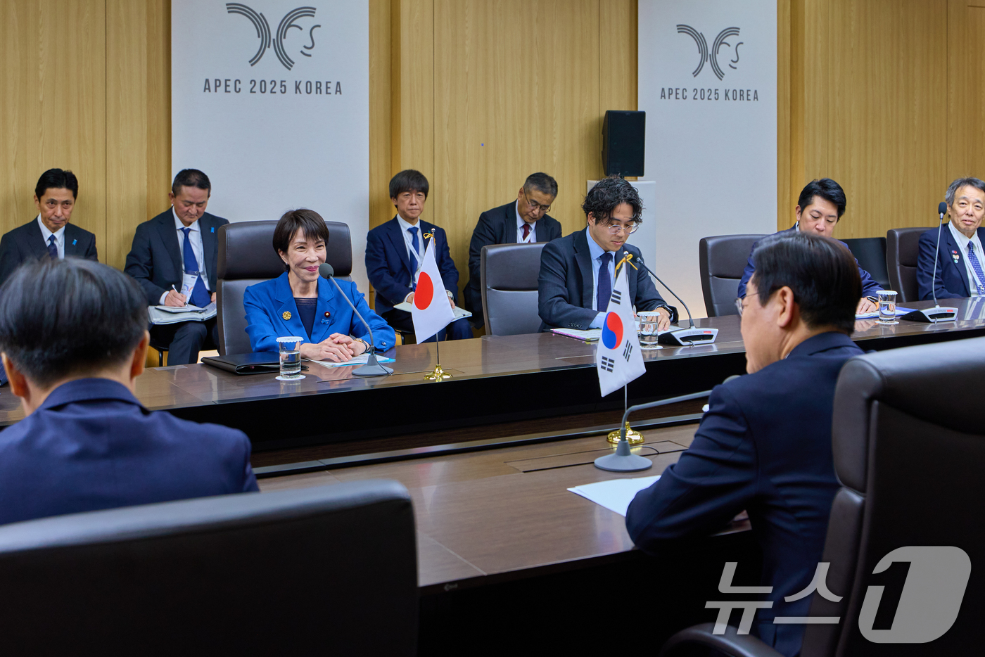 (서울=뉴스1) 허경 기자 = 이재명 대통령과 다카이치 사나에 일본 총리가 30일 경북 경주 APEC 정상회의장에서 한일 정상회담을 하고 있다. (대통령실 제공. 재판매 및 DB …