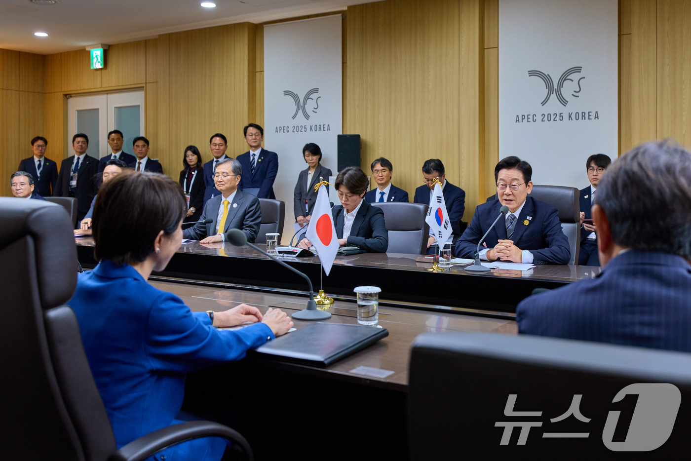 (서울=뉴스1) 허경 기자 = 이재명 대통령과 다카이치 사나에 일본 총리가 30일 경북 경주 APEC 정상회의장에서 한일 정상회담을 하고 있다. (대통령실 제공. 재판매 및 DB …