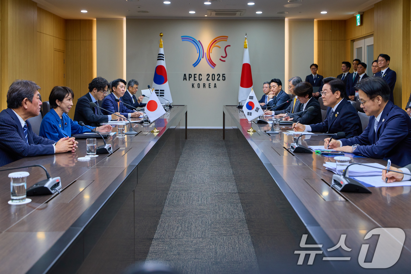 (서울=뉴스1) 허경 기자 = 이재명 대통령과 다카이치 사나에 일본 총리가 30일 경북 경주 APEC 정상회의장에서 한일 정상회담을 하고 있다. (대통령실 제공. 재판매 및 DB …