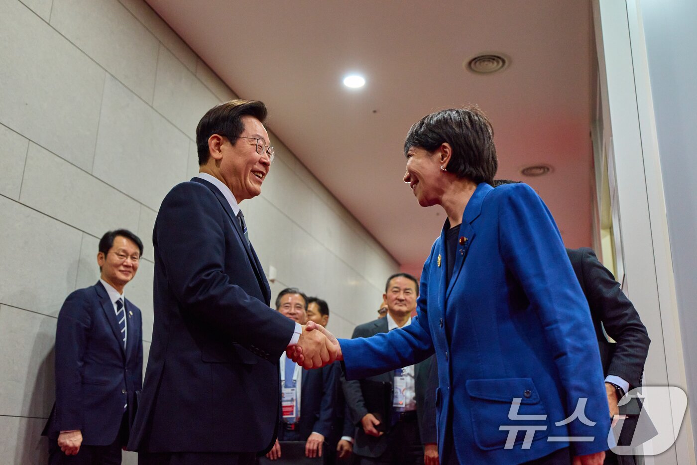 본문 이미지 - 이재명 대통령과 다카이치 사나에 일본 총리가 30일 경북 경주 APEC 정상회의장에서 열린 한일 정상회담에 앞서 악수하고 있다. &#40;대통령실 제공. 재판매 및 DB 금지&#41; 2025.10.30/뉴스1 ⓒ News1 허경 기자