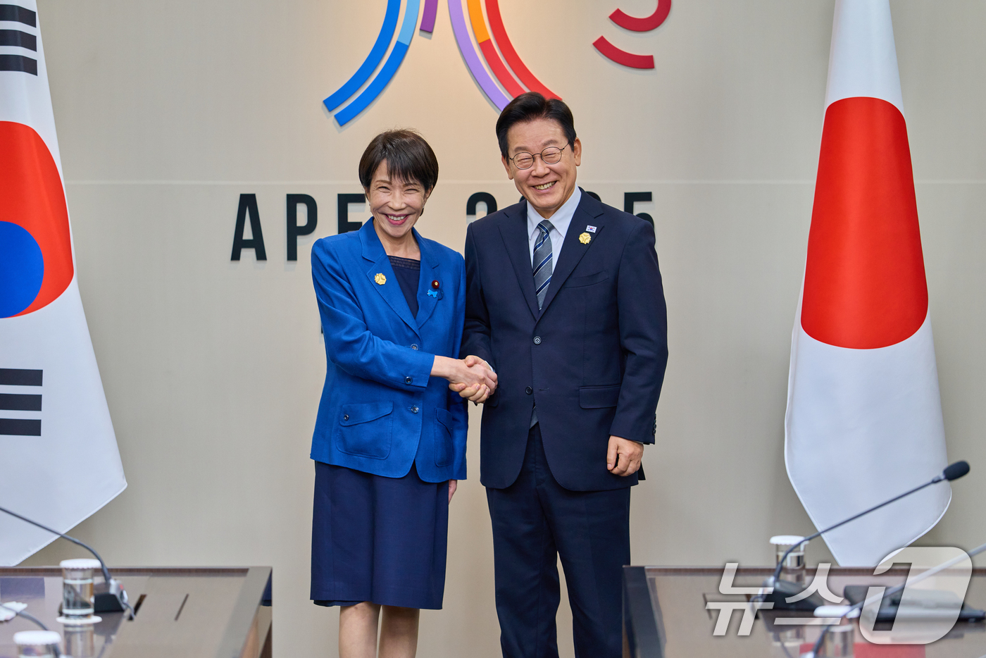 (서울=뉴스1) 허경 기자 = 이재명 대통령과 다카이치 사나에 일본 총리가 30일 경북 경주 APEC 정상회의장에서 열린 한일 정상회담에 앞서 악수하고 있다. (대통령실 제공. 재 …