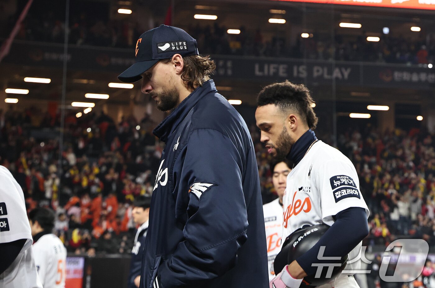 본문 이미지 - 30일 대전 한화생명볼파크에서 열린 프로야구 2025 신한 SOL뱅크 KBO 포스트시즌 한국시리즈 4차전 LG 트윈스와 한화 이글스의 경기, LG에 7-4 역전패한 한화의 와이스가 경기장을 나서고 있다. 2025.10.30/뉴스1 ⓒ News1 구윤성 기자