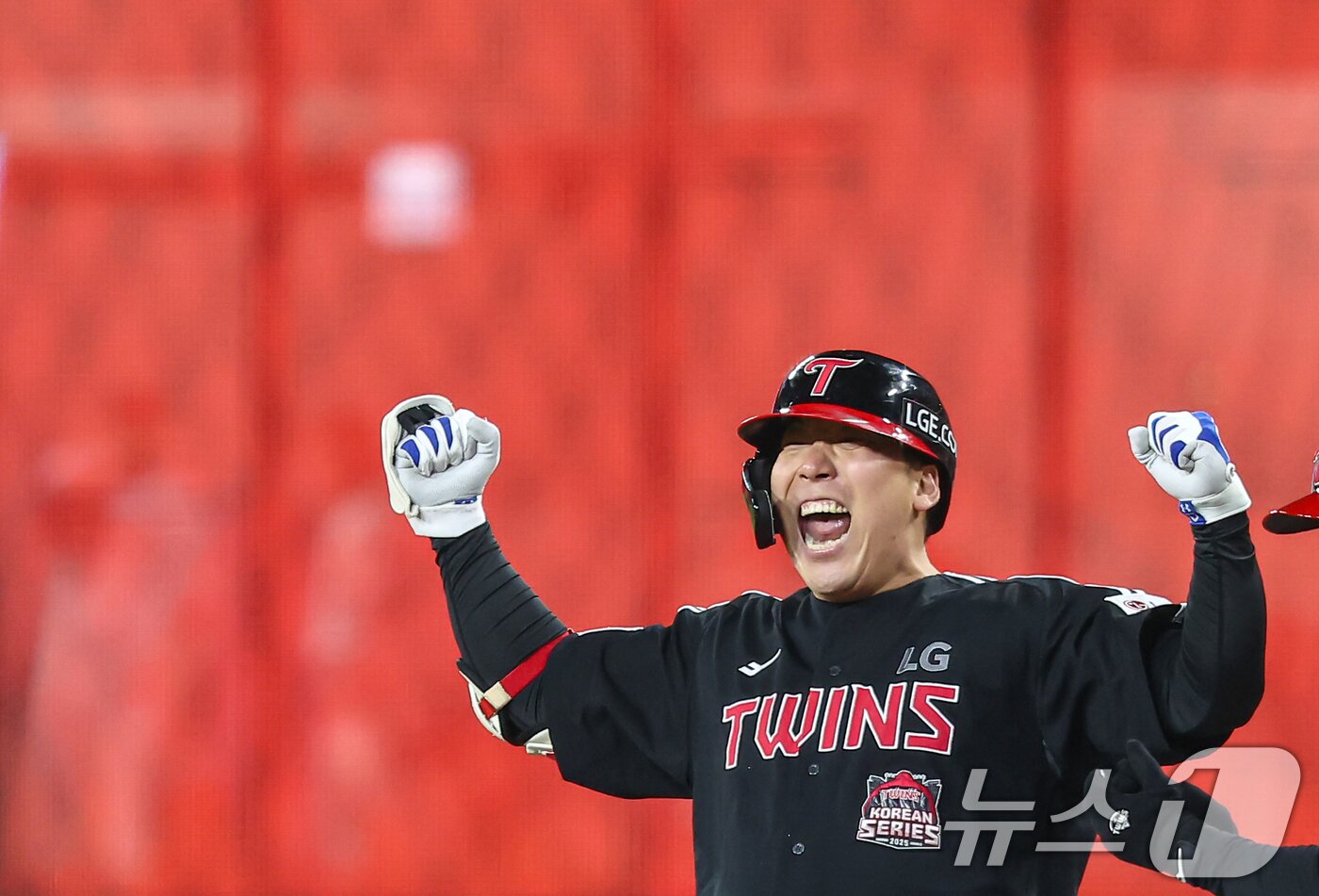 본문 이미지 - 30일 대전 한화생명볼파크에서 열린 프로야구 2025 신한 SOL뱅크 KBO 포스트시즌 한국시리즈 4차전 LG 트윈스와 한화 이글스의 경기, 9회초 2사 2,3루 상황에서 LG 김현수가 역전 적시타를 치고 기뻐하고 있다. 2025.10.30/뉴스1 ⓒ News1 김도우 기자