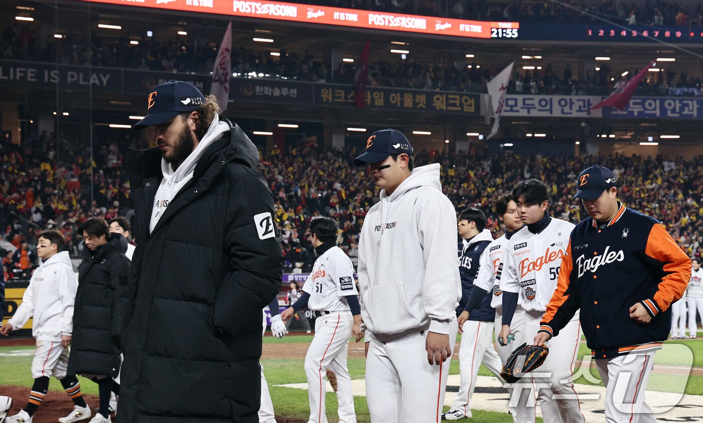 본문 이미지 - 30일 대전 한화생명볼파크에서 열린 프로야구 2025 신한 SOL뱅크 KBO 포스트시즌 한국시리즈 4차전 LG 트윈스와 한화 이글스의 경기, LG에 7-4 역전패한 한화 선수들이 경기장을 나서고 있다. 2025.10.30/뉴스1 ⓒ News1 구윤성 기자