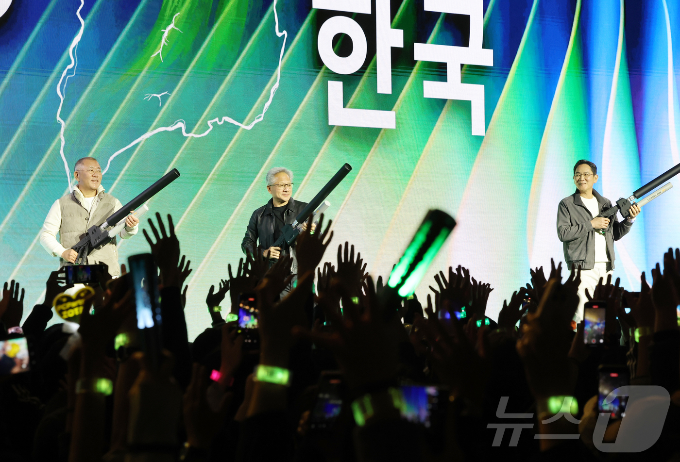 (서울=뉴스1) 김진환 기자 = 젠슨 황 엔비디아 최고경영자(CEO)가 30일 오후 서울 강남구 코엑스에서 열린 엔비디아 그래픽카드(GPU) ‘지포스’의 한국 출시 25주년 행사에 …