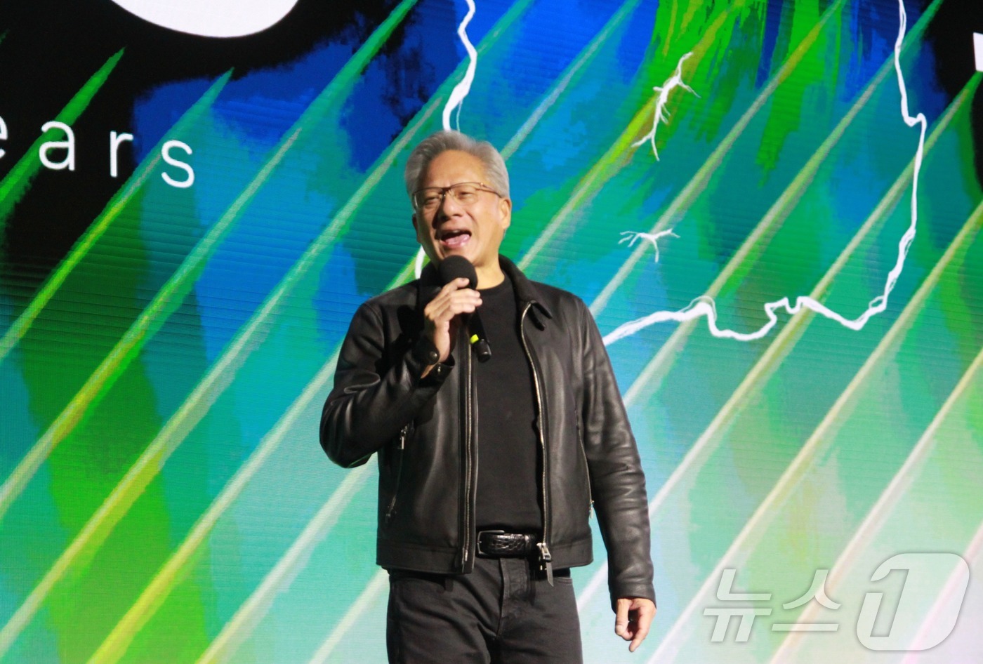 (서울=뉴스1) 김민재 기자 = 젠슨 황 엔비디아 최고경영자(CEO)가 30일 서울 강남구 코엑스 케이팝 광장에서 열린 \'지포스 게이머\' 행사에 등장해 발언하고 있다. 황 CE …