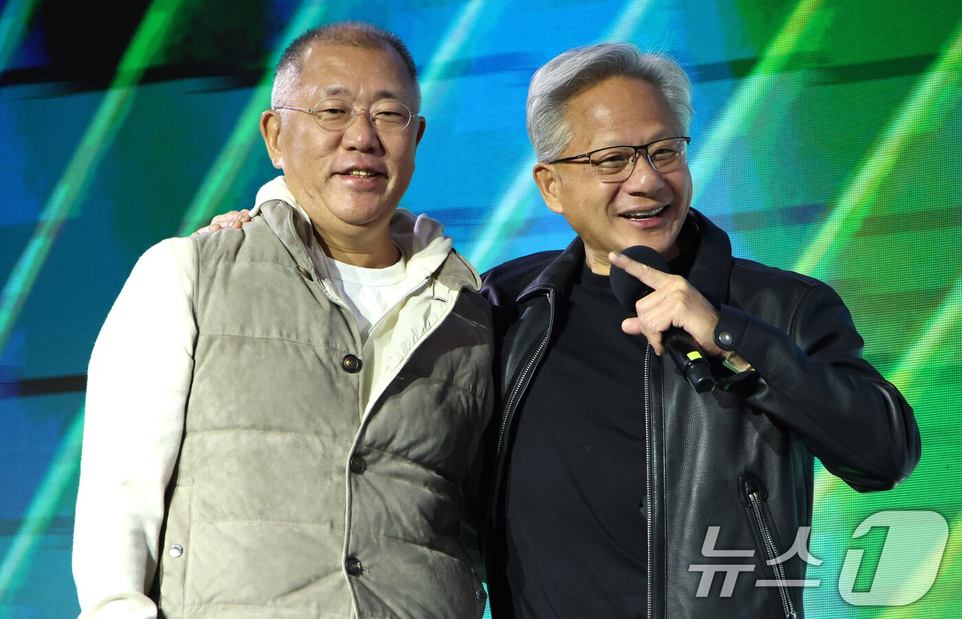 본문 이미지 - 젠슨 황 엔비디아 CEO가 30일 밤 서울 강남구 코엑스광장에서 지포스&#40;GeForce&#41; 한국 25주년을 기념해 열린 &#39;지포스 게이머 페스티벌&#39;에 정의선 현대차그룹 회장과 함께 올라 인사를 하고 있다. &#40;공동취재&#41; 2025.10.30/뉴스1 ⓒ News1 김진환 기자
