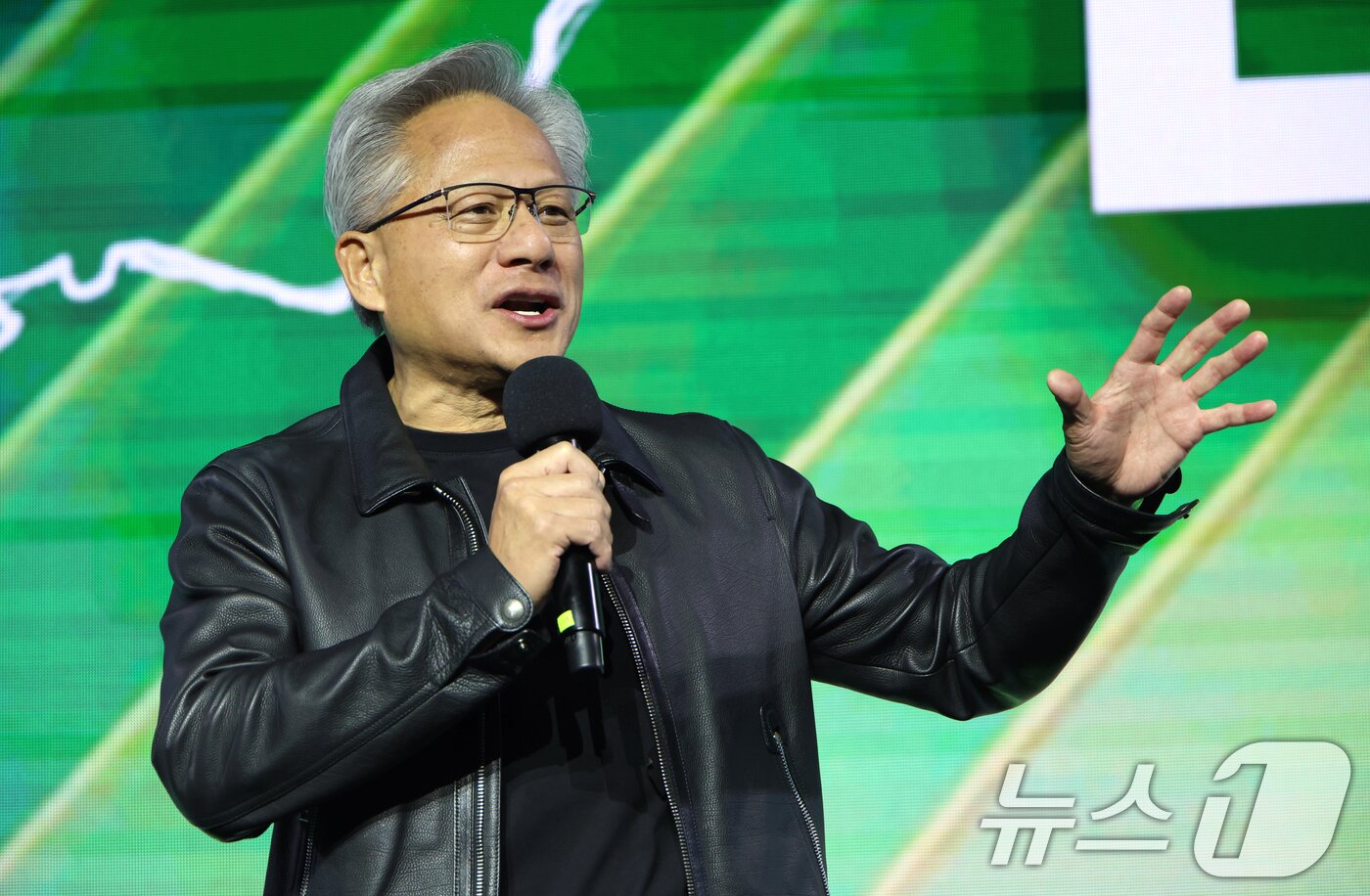 본문 이미지 - 젠슨 황 엔비디아 CEO가 30일 밤 서울 강남구 코엑스 K-POP 광장에서 지포스(GeForce) 한국 25주년을 기념해 열린 '지포스 게이머 페스티벌'에 등장해 인사말을 하고 있다. (공동취재) 2025.10.30 ⓒ 뉴스1 김진환 기자