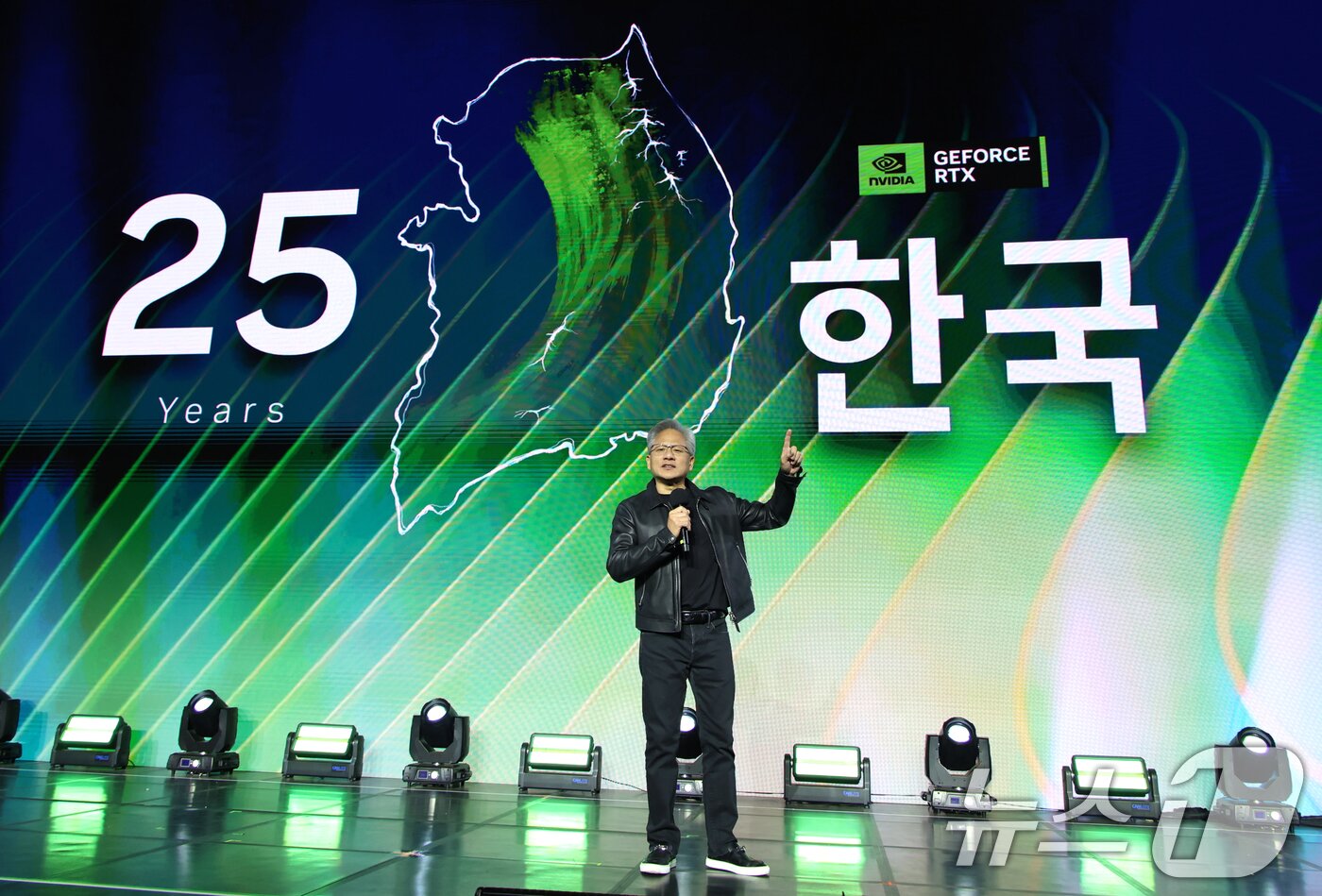 본문 이미지 - 젠슨 황 엔비디아 CEO가 30일 밤 서울 강남구 코엑스 K-POP 광장에서 지포스&#40;GeForce&#41; 한국 25주년을 기념해 열린 &#39;지포스 게이머 페스티벌&#39;에 참가해 발언하고 있다. &#40;공동취재&#41; 2025.10.30/뉴스1 ⓒ News1 김진환 기자