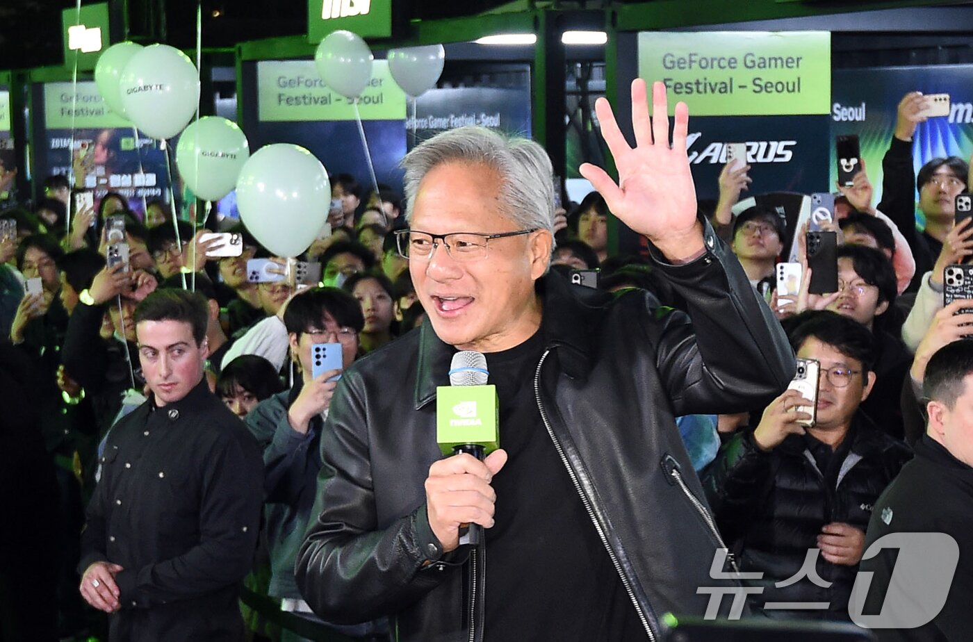 본문 이미지 - 젠슨 황 엔비디아 최고경영자&#40;CEO&#41;가 30일 오후 서울 강남구 삼성동 코엑스 광장에서 열린 지포스 게이머 페스티벌&#40;GeForce Gamer Festival&#41;; 엔비디아 PC 게임 페스티벌에 앞서 한국 팬들에게 인사를 하고 있다. &#40;공동취재&#41; 2025.10.30/뉴스1 ⓒ News1 김진환 기자