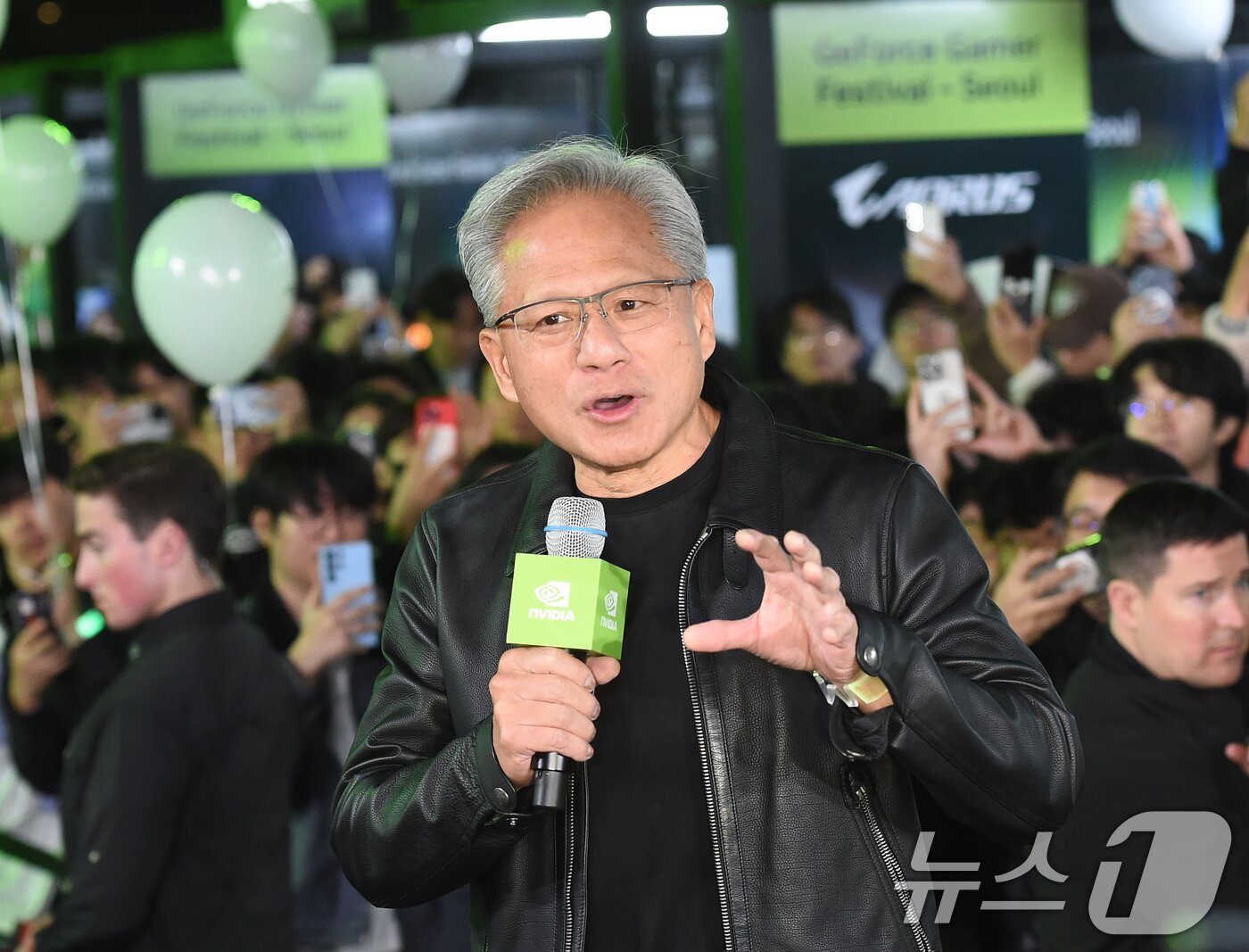 본문 이미지 - 젠슨 황 엔비디아 최고경영자(CEO)가 30일 오후 서울 강남구 삼성동 코엑스 광장에서 열린 지포스 게이머 페스티벌(GeForce Gamer Festival); 엔비디아 PC 게임 페스티벌에 앞서 한국 팬들에게 인사를 하고 있다. (공동취재) 2025.10.30 ⓒ 뉴스1 김진환 기자
