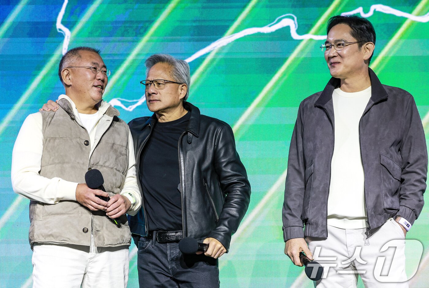 본문 이미지 - 젠슨 황 엔비디아 최고경영자(CEO)와 이재용 삼성전자 회장, 정의선 현대차그룹 회장이 30일 서울 강남구 코엑스에서 열린 엔비디아 지포스 게이머 페스티벌에 참석하고 있다. (공동취재) 2025.10.30/뉴스1 ⓒ News1 김진환 기자