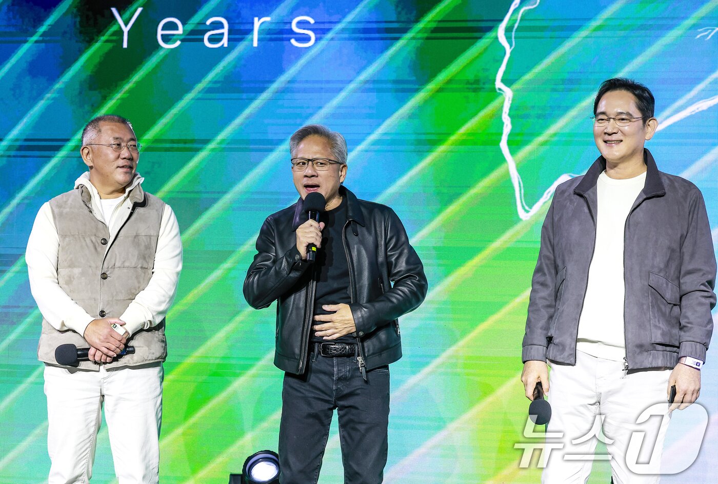 본문 이미지 - 젠슨 황 엔비디아 최고경영자(CEO)와 이재용 삼성전자 회장, 정의선 현대차그룹 회장이 30일 서울 강남구 코엑스에서 열린 엔비디아 지포스 게이머 페스티벌에 참석해 있다. (공동취재) 2025.10.30/뉴스1 ⓒ News1 김진환 기자