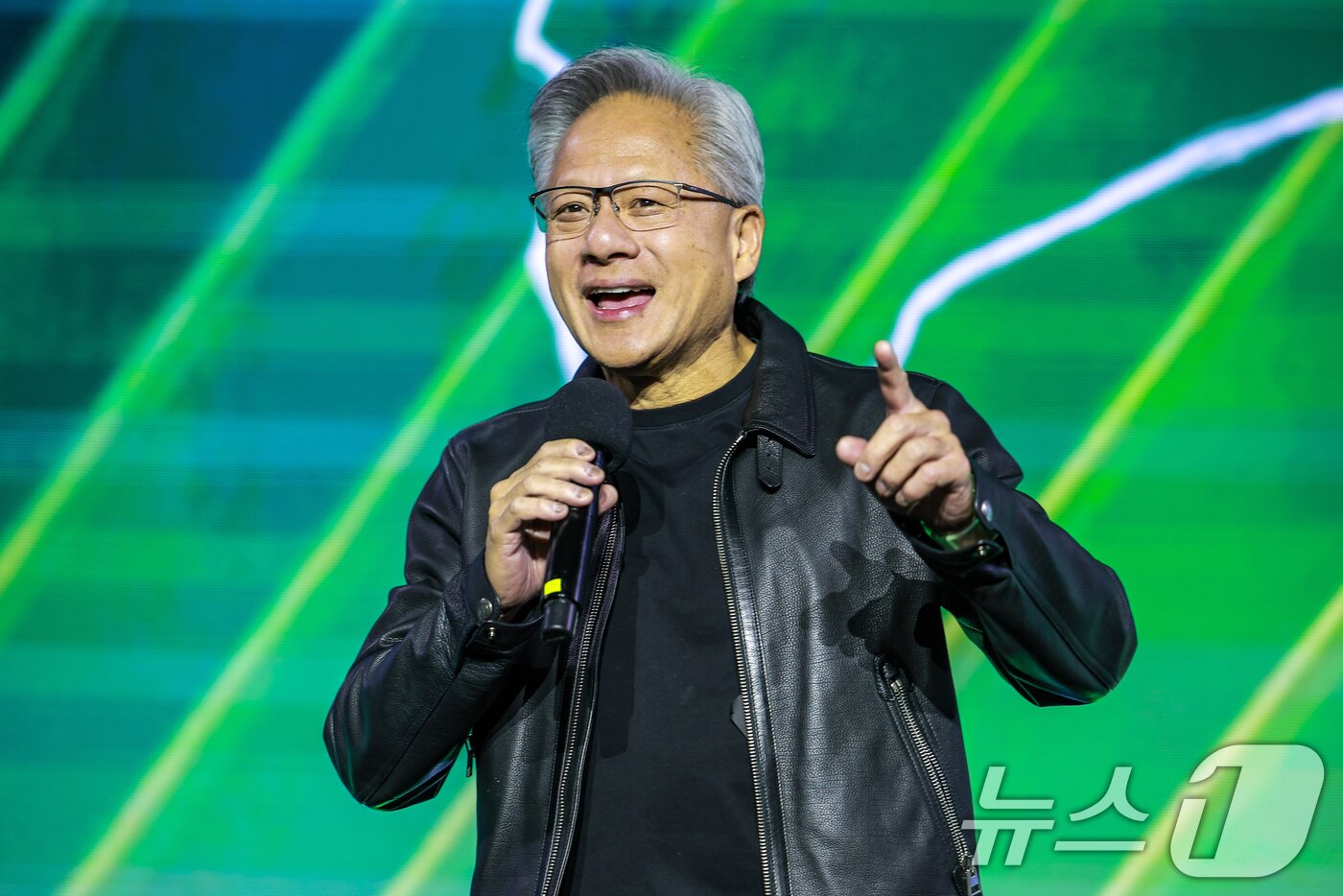 본문 이미지 - 젠슨 황 엔비디아 최고경영자(CEO)가 30일 서울 강남구 코엑스에서 열린 엔비디아 지포스 게이머 페스티벌에 참석해 인사말을 하고 있다. (공동취재) 2025.10.30/뉴스1 ⓒ News1 김진환 기자