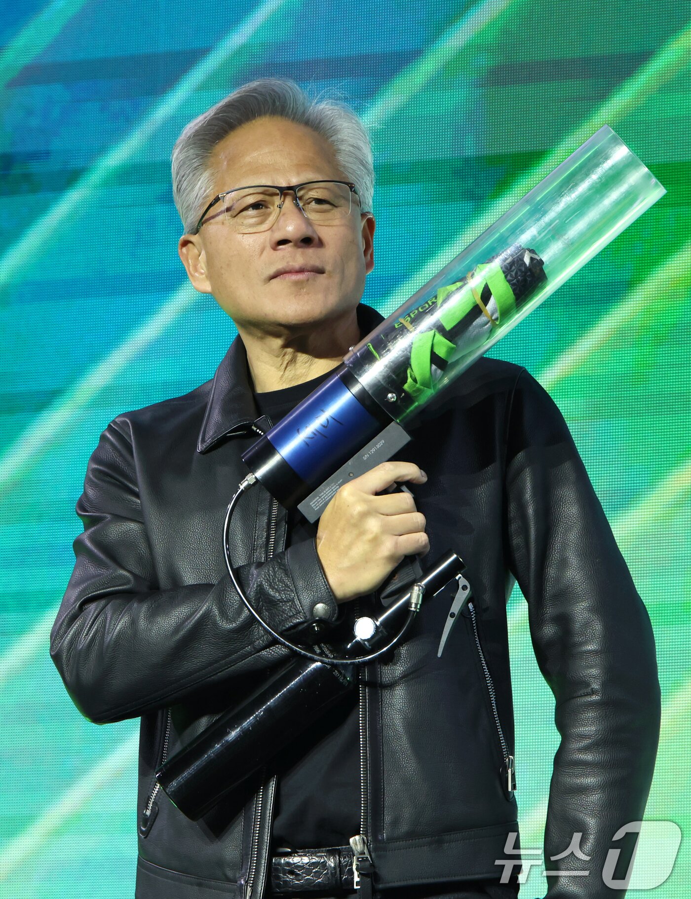 본문 이미지 - 젠슨 황 엔비디아 CEO가 30일 밤 서울 강남구 코엑스광장에서 지포스&#40;GeForce&#41; 한국 25주년을 기념해 열린 &#39;지포스 게이머 페스티벌&#39;에 퍼포먼스건을 들고 있다. &#40;공동취재&#41; 2025.10.30/뉴스1 ⓒ News1 김진환 기자