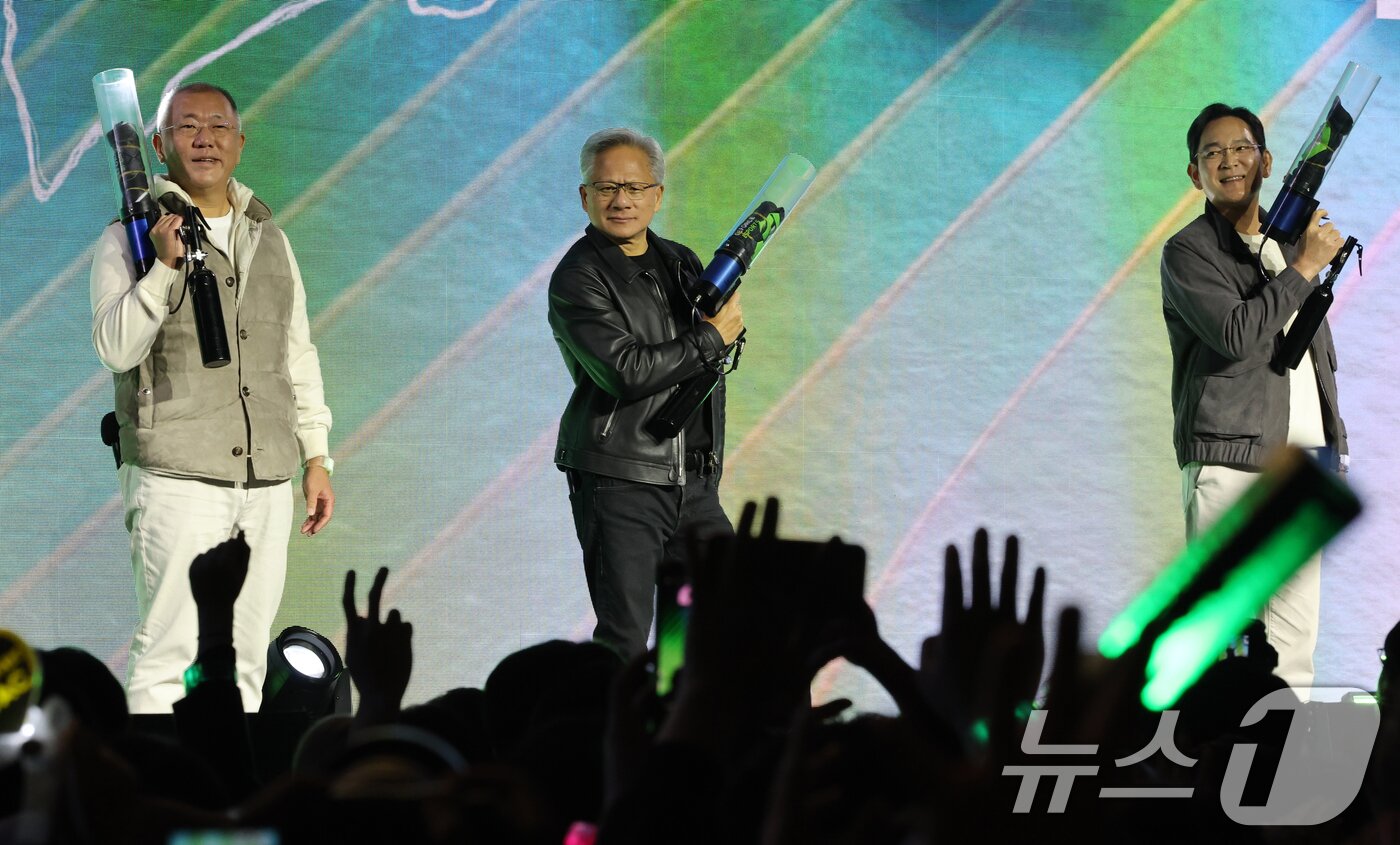 본문 이미지 - 젠슨 황 엔비디아 CEO가 30일 밤 서울 강남구 코엑스광장에서 지포스(GeForce) 한국 25주년을 기념해 열린 '지포스 게이머 페스티벌'에 이재용 삼성전자 회장, 정의선 현대차그룹 회장과 함께 올라 인사를 하고 있다. (공동취재) 2025.10.30/뉴스1 ⓒ News1 김진환 기자