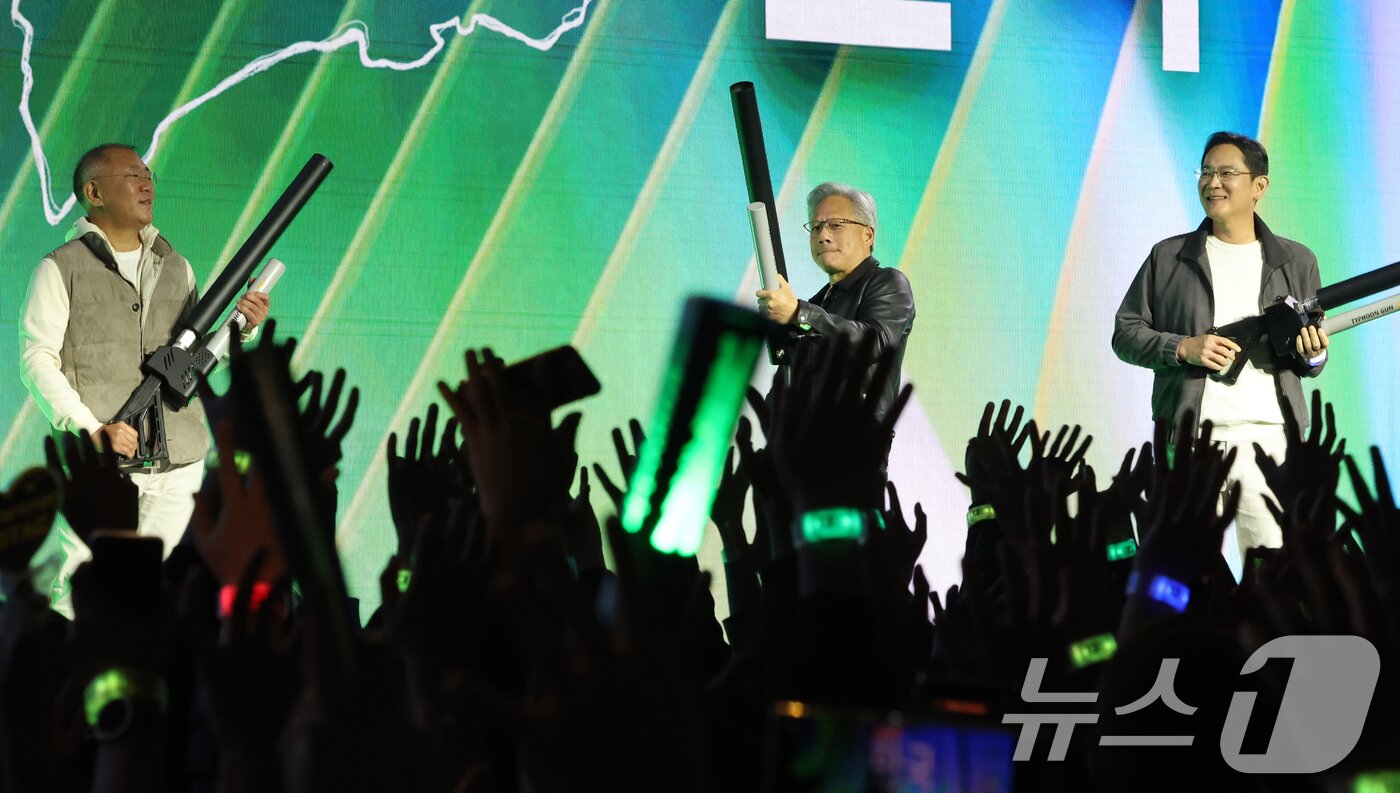 본문 이미지 - 젠슨 황 엔비디아 CEO가 30일 밤 서울 강남구 코엑스광장에서 지포스&#40;GeForce&#41; 한국 25주년을 기념해 열린 &#39;지포스 게이머 페스티벌&#39;에 이재용 삼성전자 회장, 정의선 현대차그룹 회장과 함께 올라 인사를 하고 있다. &#40;공동취재&#41; 2025.10.30/뉴스1 ⓒ News1 김진환 기자