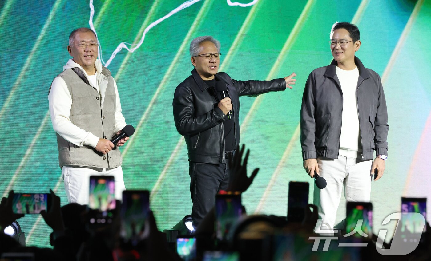본문 이미지 - 젠슨 황 엔비디아 CEO가 30일 밤 서울 강남구 코엑스광장에서 지포스(GeForce) 한국 25주년을 기념해 열린 '지포스 게이머 페스티벌'에 이재용 삼성전자 회장, 정의선 현대차그룹 회장과 함께 올라 인사를 하고 있다. (공동취재) 2025.10.30/뉴스1 ⓒ News1 김진환 기자