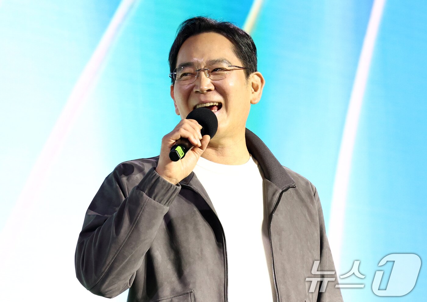 본문 이미지 - 이재용 삼성전자 회장이 30일 오후 서울 강남구 코엑스 K-POP 광장에서 열린 지포스 게이머 페스티벌에서 발언하고 있다. &#40;공동취재&#41; 2025.10.30/뉴스1 ⓒ News1 김진환 기자