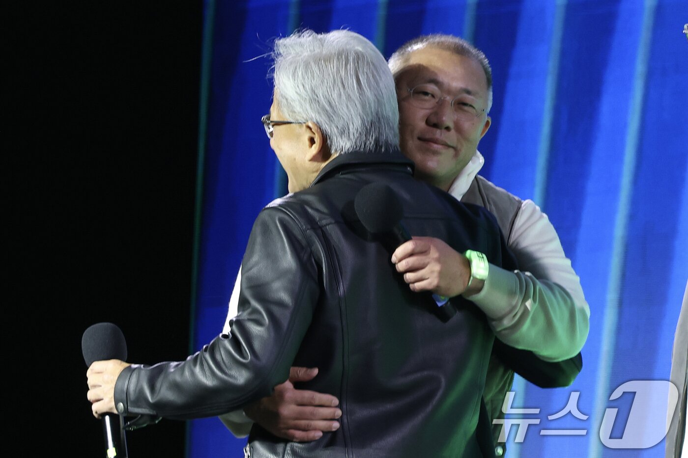 본문 이미지 - 정의선 현대차그룹 회장이 30일 서울 강남구 코엑스에서 열린 엔비디아 지포스 게이머 페스티벌에 참석해 젠슨 황 엔비디아 최고경영자&#40;CEO&#41;와 포옹하고 있다. &#40;공동취재&#41; 2025.10.30/뉴스1 ⓒ News1 김진환 기자