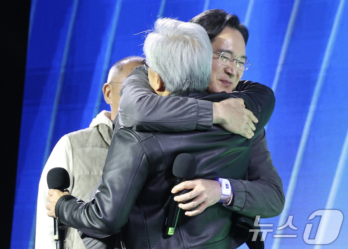 본문 이미지 - 이재용 삼성전자 회장이 30일 서울 강남구 코엑스에서 열린 엔비디아 지포스 게이머 페스티벌에 참석해 젠슨 황 엔비디아 최고경영자&#40;CEO&#41;와 포옹하고 있다. &#40;공동취재&#41; 2025.10.30/뉴스1 ⓒ News1 김진환 기자