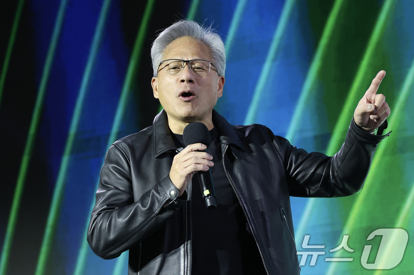 (서울=뉴스1) 김진환 기자 = 젠슨 황 엔비디아 최고경영자(CEO)가 30일 서울 강남구 코엑스에서 열린 엔비디아 지포스 게이머 페스티벌에 참석해 연설하고 있다. (공동취재) …